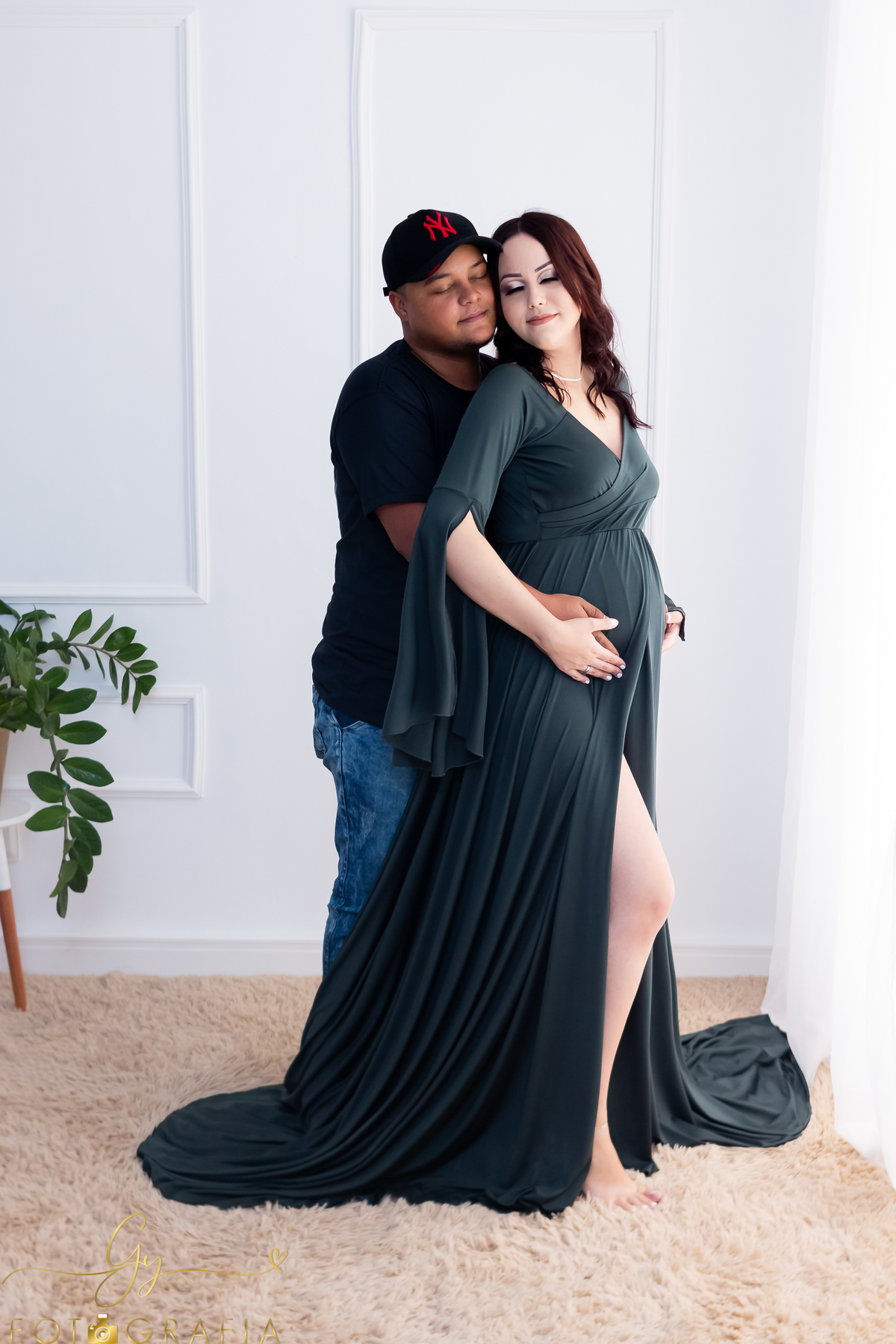 Ensaio de gestante em estúdio. Roupas de gestantes inclusas. Fotógrafo em Londrina especializado em ensaios de gestantes. Momento registrado pela fotógrafa Giscellayne, Gy Fotografia.