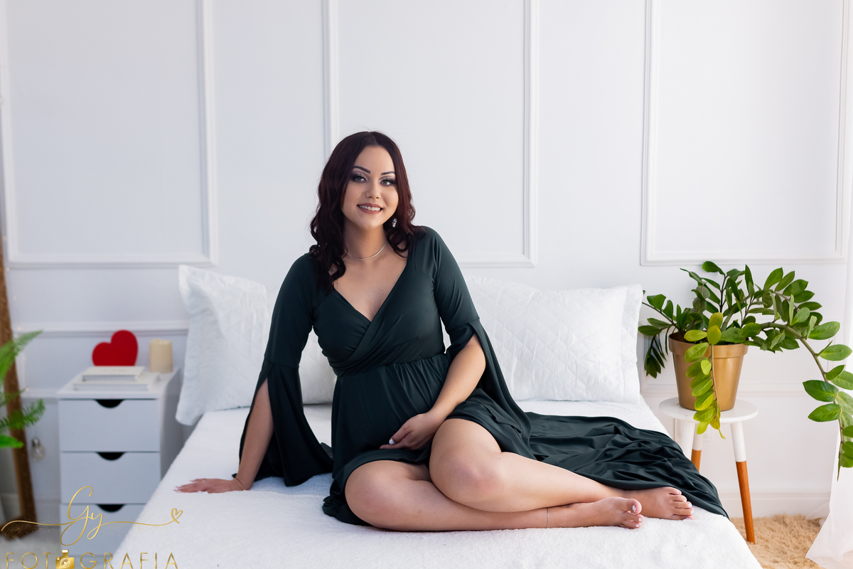 Ensaio de gestante em estúdio. Roupas de gestantes inclusas. Fotógrafo em Londrina especializado em ensaios de gestantes. Momento registrado pela fotógrafa Giscellayne, Gy Fotografia.