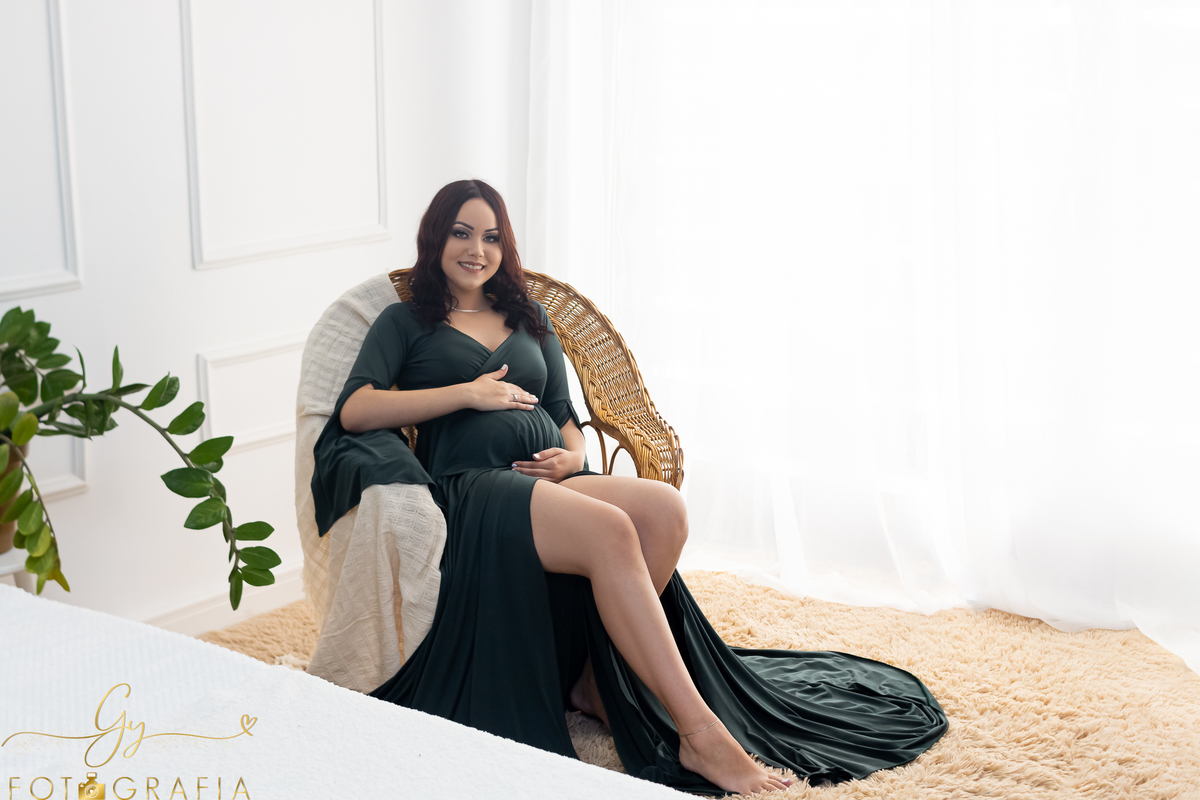 Ensaio de gestante em estúdio. Roupas de gestantes inclusas. Fotógrafo em Londrina especializado em ensaios de gestantes. Momento registrado pela fotógrafa Giscellayne, Gy Fotografia.