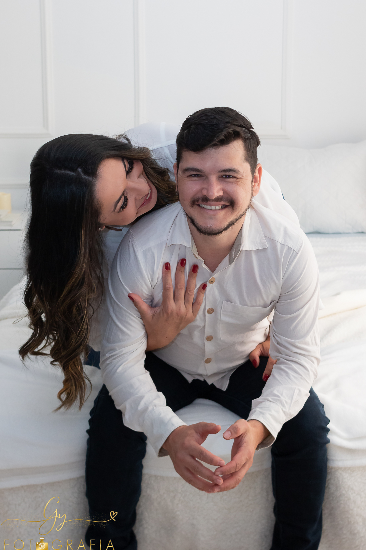 Ensaio de casal intimista no quarto. Fotógrafo em Londrina com cenário em estúdio para fotos de casal. Momento registrado pela fotógrafa Giscellayne | Gy Fotografia 