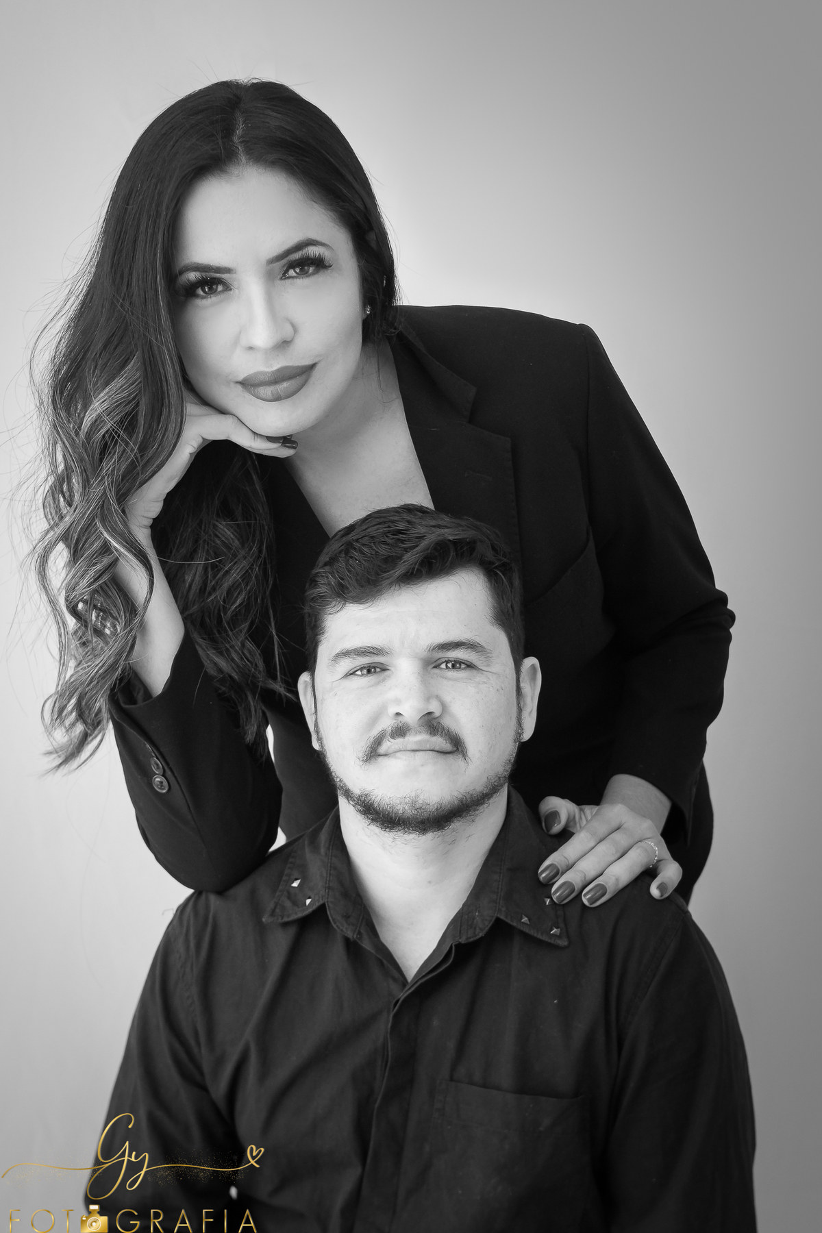 Ensaio de casal fundo branco. Fotógrafo em Londrina em estúdio para fotos de casal. Momento registrado pela fotógrafa Giscellayne | Gy Fotografia 