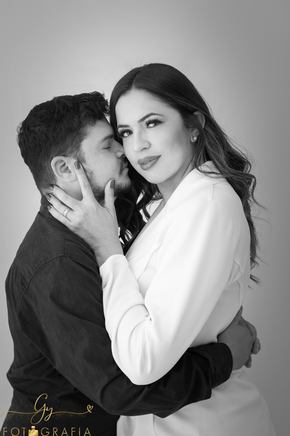 Ensaio de casal fundo branco. Fotógrafo em Londrina em estúdio para fotos de casal. Momento registrado pela fotógrafa Giscellayne | Gy Fotografia 