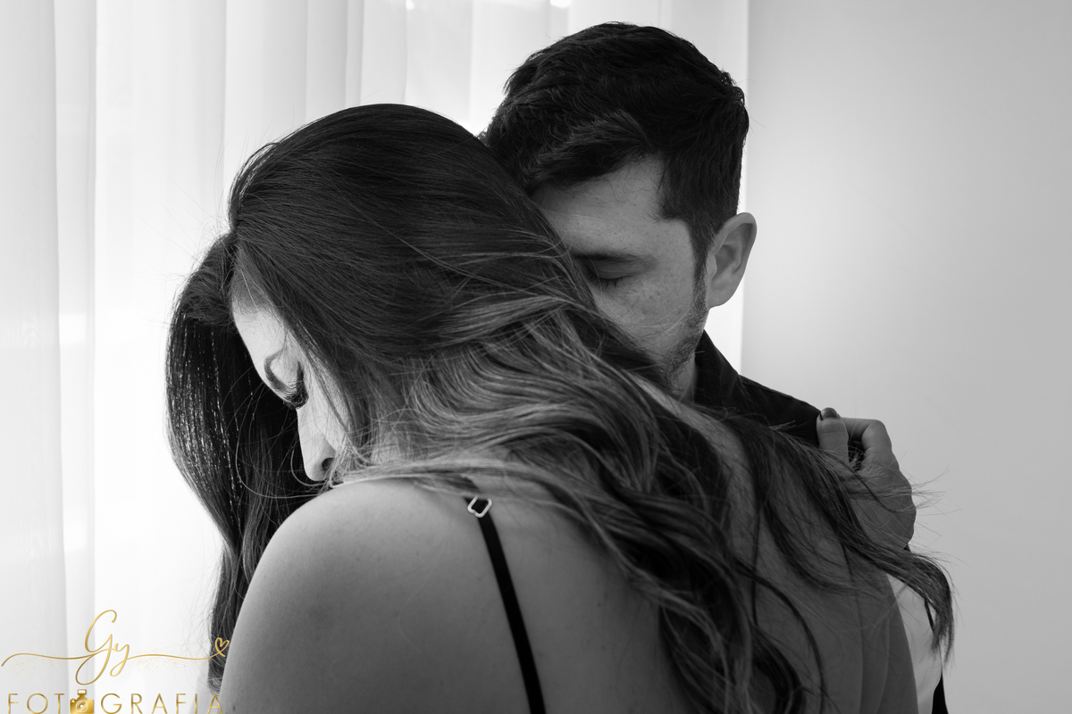 Ensaio de casal fundo branco. Fotógrafo em Londrina em estúdio para fotos de casal. Momento registrado pela fotógrafa Giscellayne | Gy Fotografia 