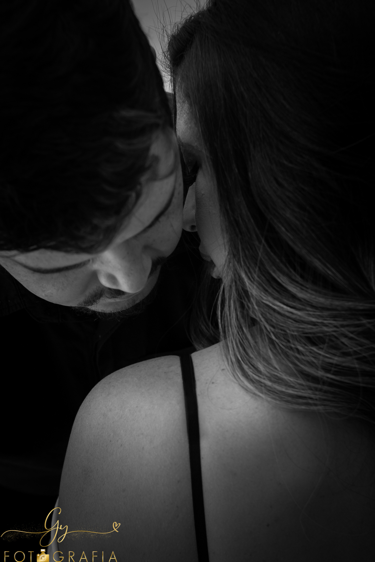 Ensaio de casal fundo branco. Fotógrafo em Londrina em estúdio para fotos de casal. Momento registrado pela fotógrafa Giscellayne | Gy Fotografia 