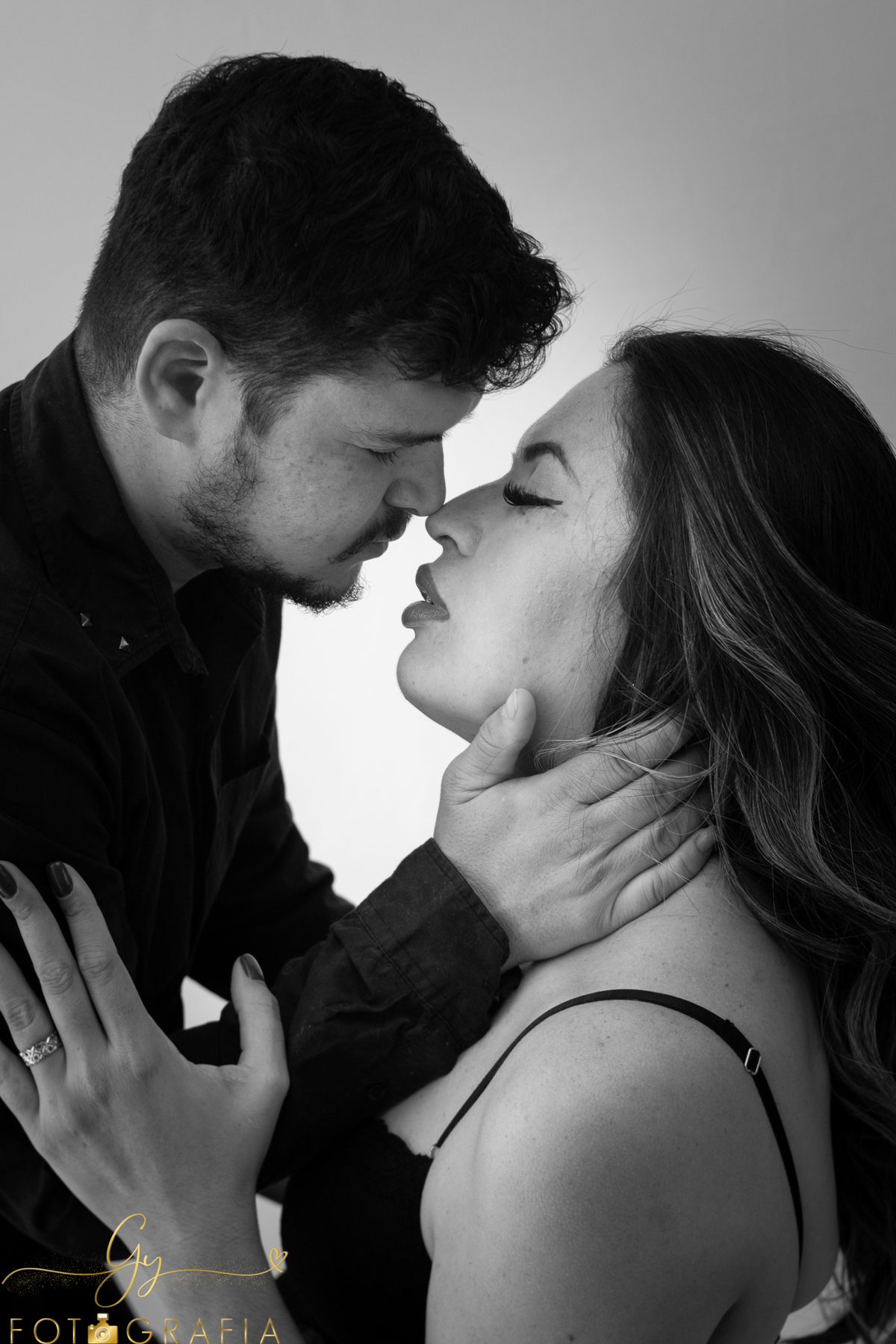 Ensaio de casal fundo branco. Fotógrafo em Londrina em estúdio para fotos de casal. Momento registrado pela fotógrafa Giscellayne | Gy Fotografia 