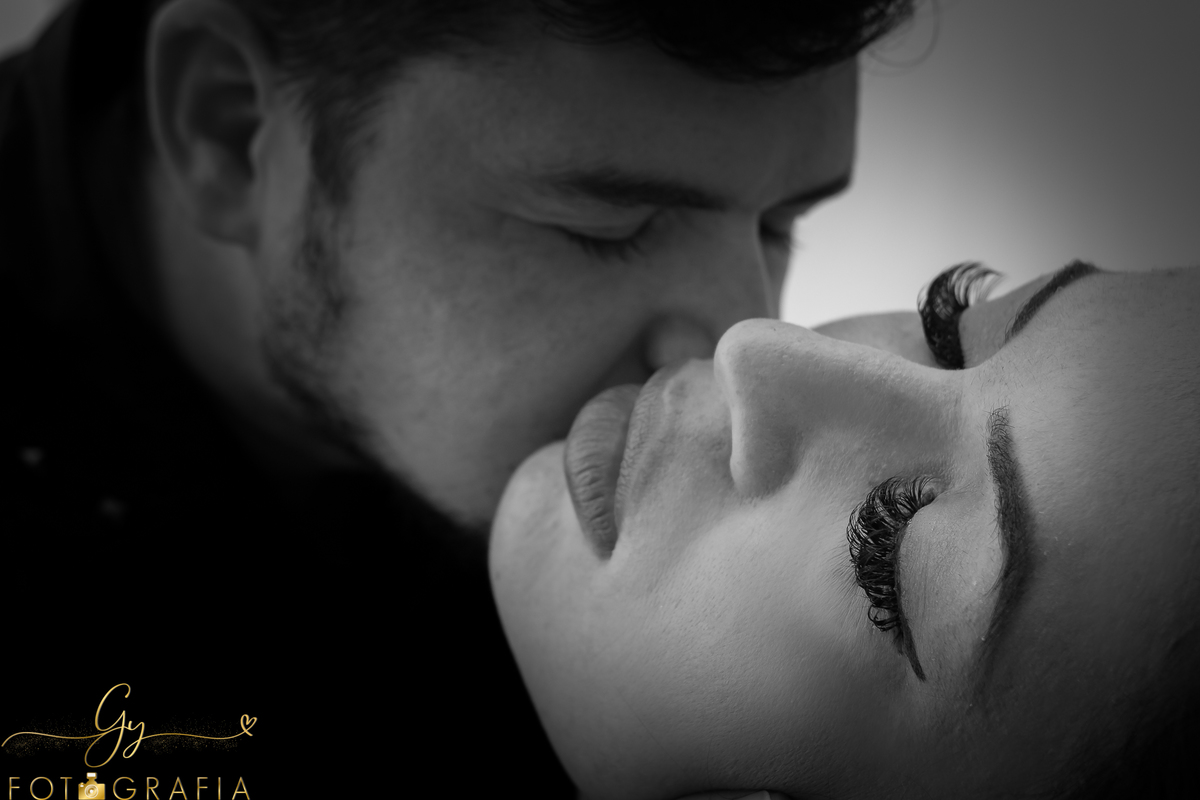 Ensaio de casal fundo branco. Fotógrafo em Londrina em estúdio para fotos de casal. Momento registrado pela fotógrafa Giscellayne | Gy Fotografia 