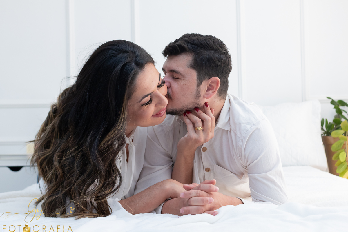 Ensaio de casal intimista no quarto. Fotógrafo em Londrina com cenário em estúdio para fotos de casal. Momento registrado pela fotógrafa Giscellayne | Gy Fotografia 
