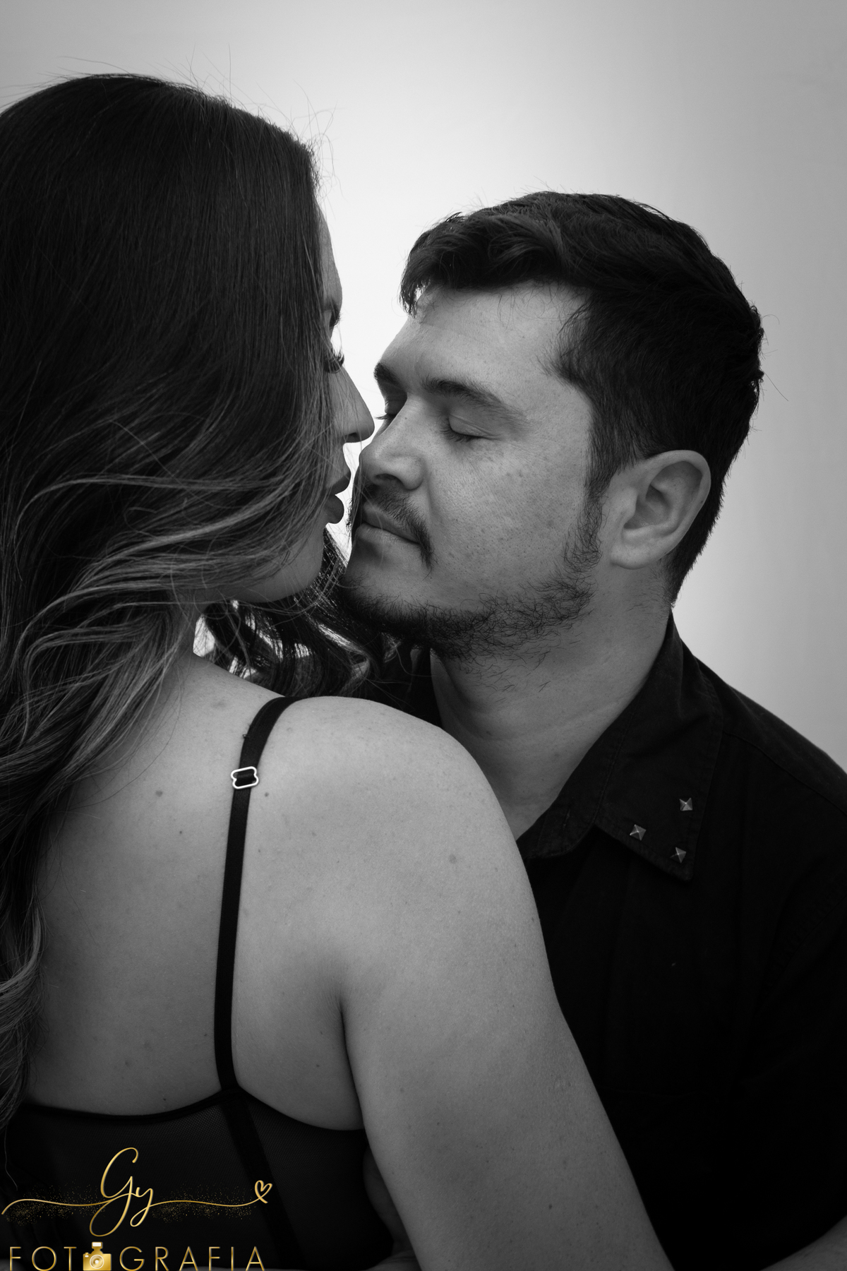 Ensaio de casal fundo branco. Fotógrafo em Londrina em estúdio para fotos de casal. Momento registrado pela fotógrafa Giscellayne | Gy Fotografia 