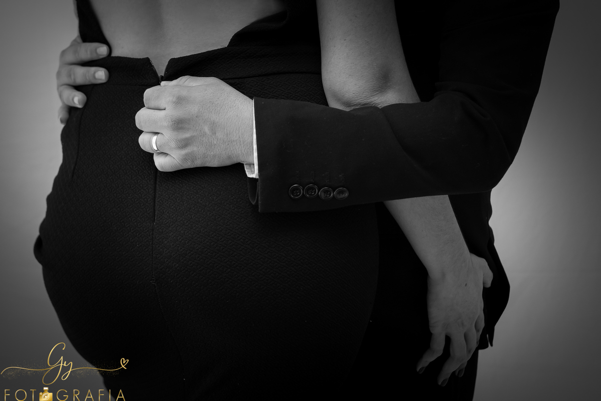 Ensaio de casal fundo branco. Fotógrafo em Londrina em estúdio para fotos de casal. Momento registrado pela fotógrafa Giscellayne | Gy Fotografia 