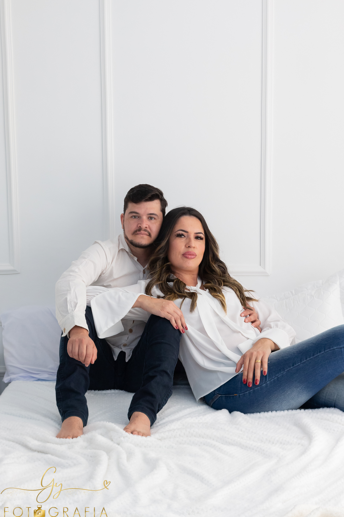 Ensaio de casal intimista no quarto. Fotógrafo em Londrina com cenário em estúdio para fotos de casal. Momento registrado pela fotógrafa Giscellayne | Gy Fotografia 