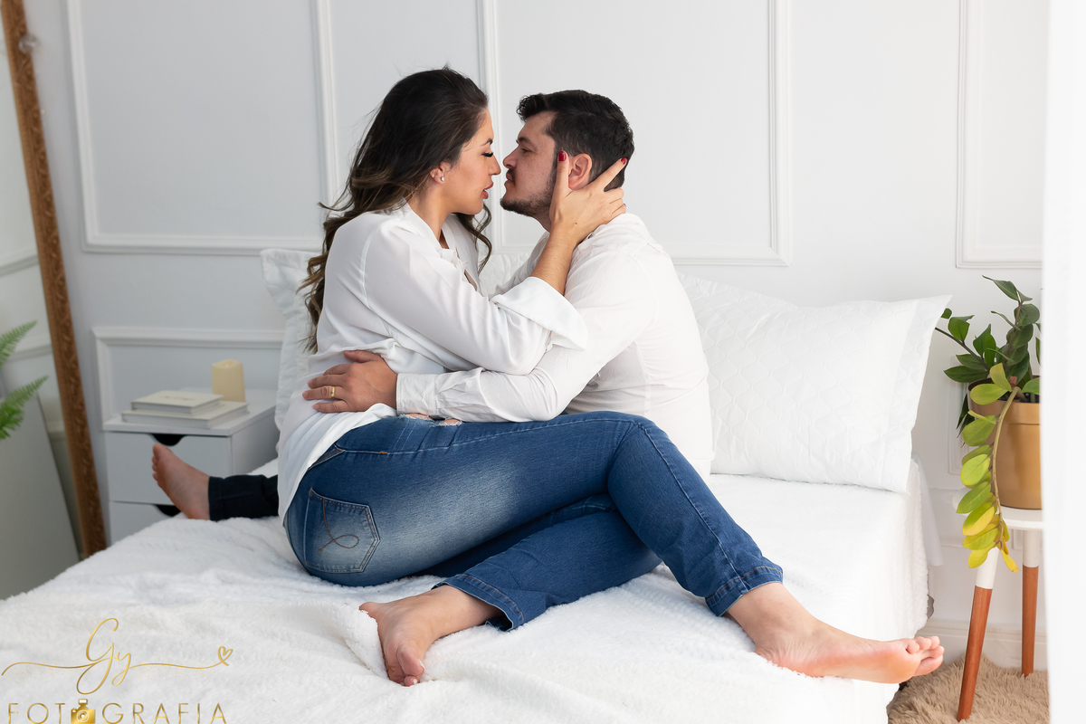 Ensaio de casal intimista no quarto. Fotógrafo em Londrina com cenário em estúdio para fotos de casal. Momento registrado pela fotógrafa Giscellayne | Gy Fotografia 