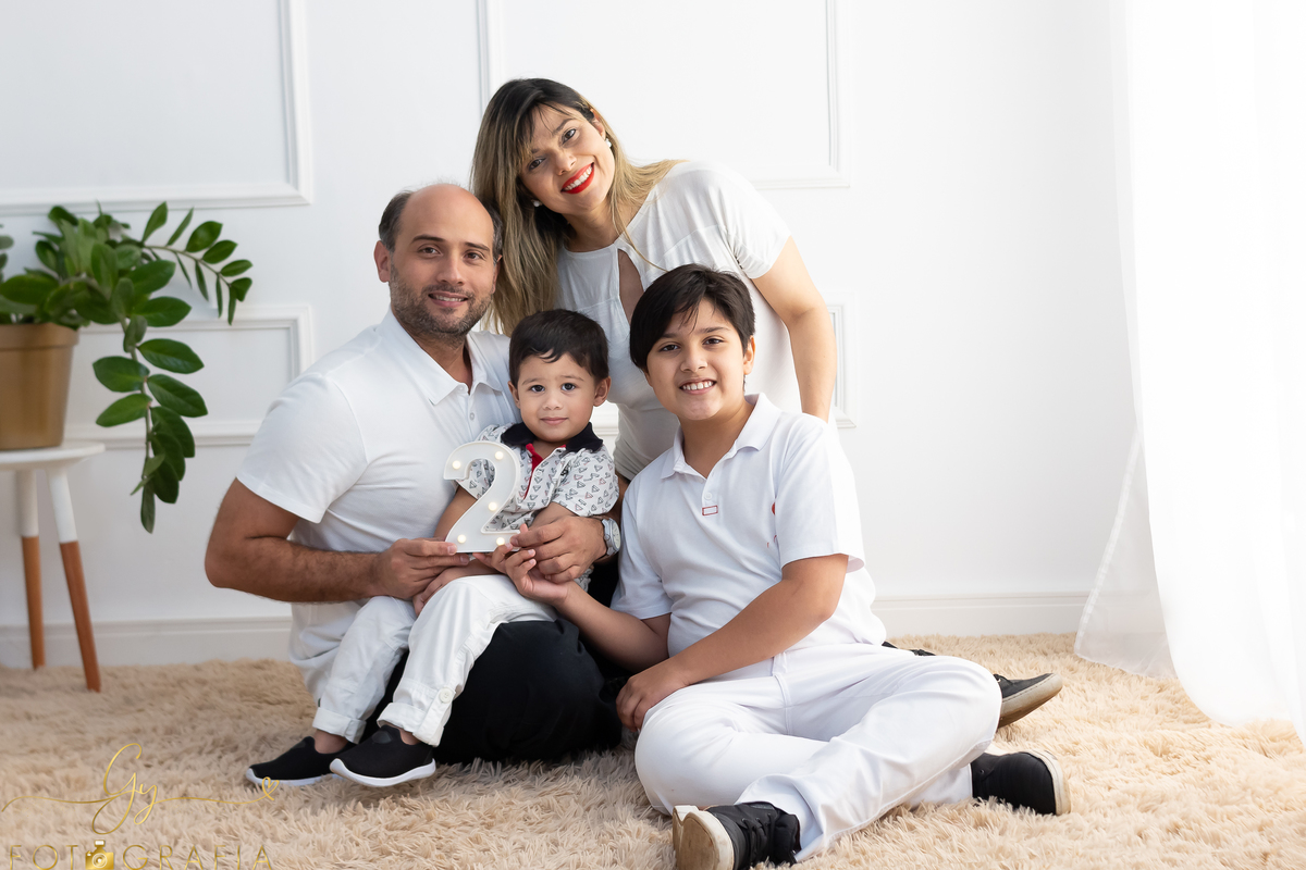 Ensaio para comemorar o aniversário do Felipe de 2 anos em estúdio. Momento registrado pela fotografa Giscellayne | Gy Fotografia. Fotografo em Londrina especializado em ensaios de familia.