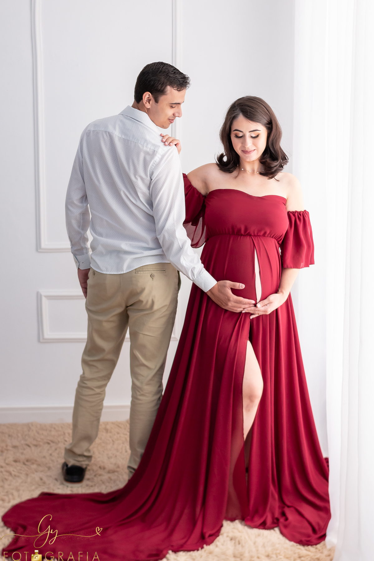 Ensaio de gestante em estudio. Gravidinha Ana e papai. cenário quarto e cama. Momento registrado pela Giscellayne - Gy Fotografia. Fotografo em Londrina especializado em ensaios de gestantes.