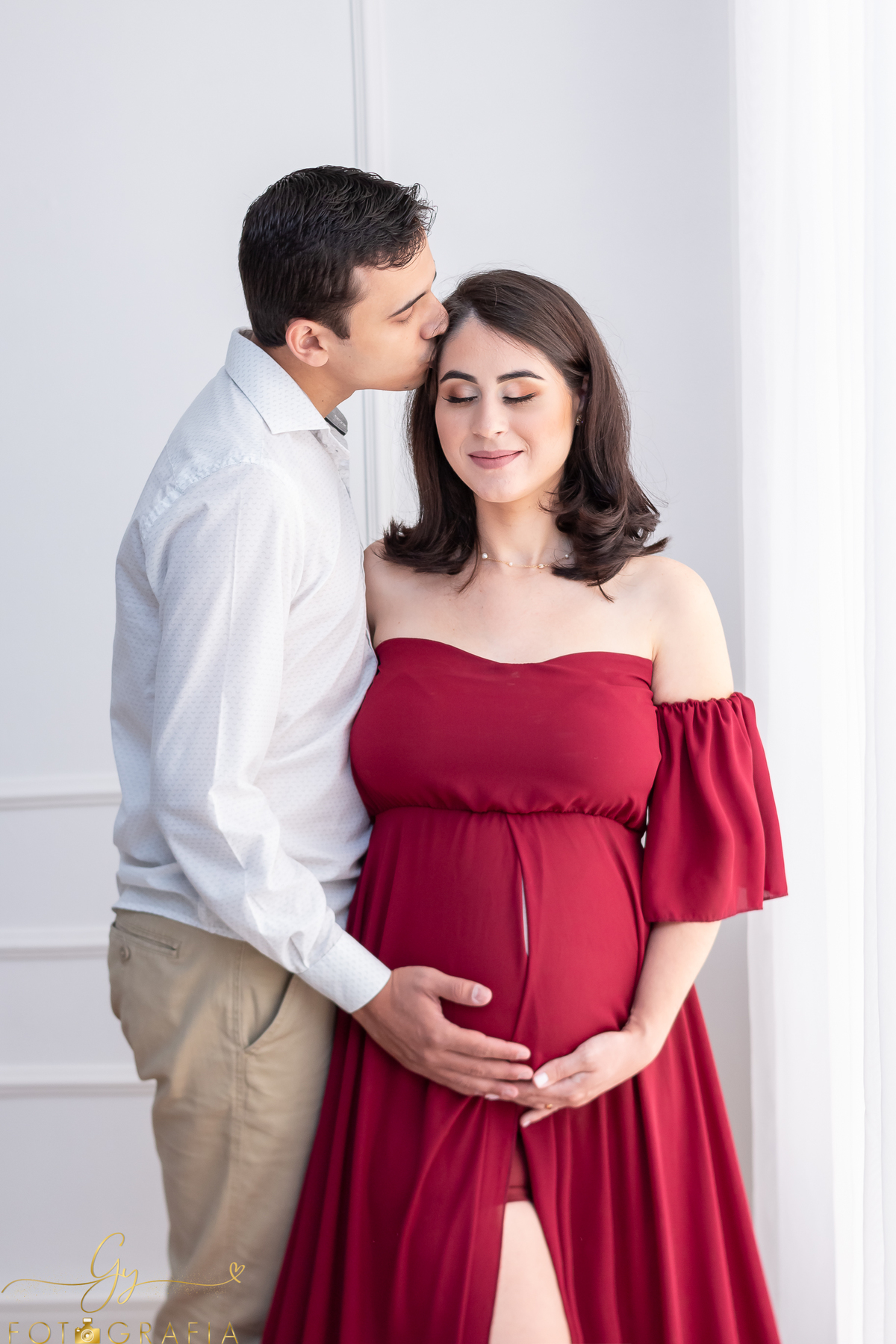 Ensaio de gestante em estudio. Gravidinha Ana e papai. cenário quarto e cama. Momento registrado pela Giscellayne - Gy Fotografia. Fotografo em Londrina especializado em ensaios de gestantes.