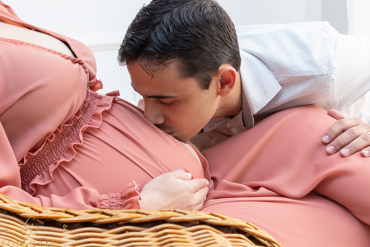 Ensaio de gestante em estudio. Gravidinha Ana e papai. cenário quarto e cama. Momento registrado pela Giscellayne - Gy Fotografia. Fotografo em Londrina especializado em ensaios de gestantes.