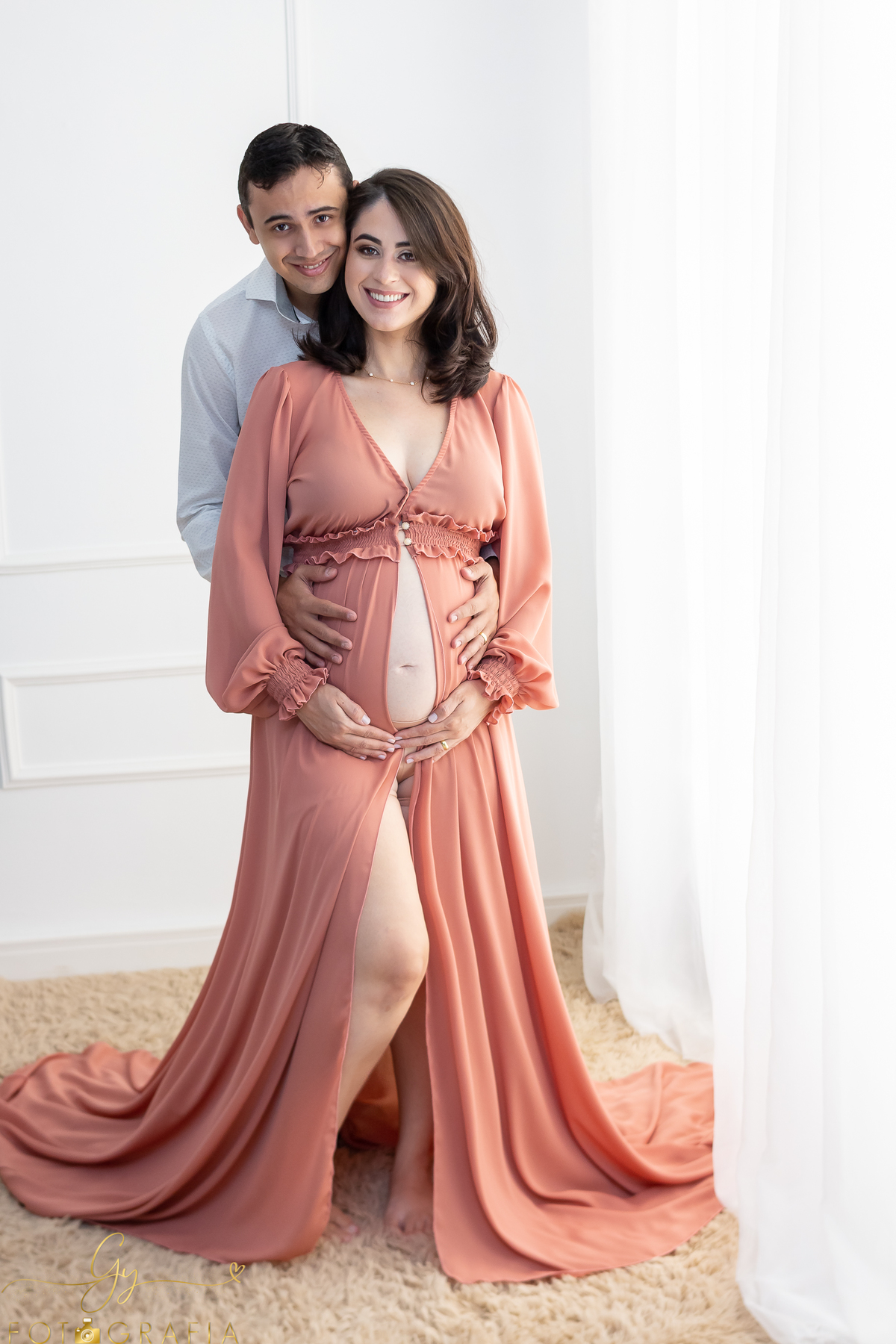 Ensaio de gestante em estudio. Gravidinha Ana e papai. cenário quarto e cama. Momento registrado pela Giscellayne - Gy Fotografia. Fotografo em Londrina especializado em ensaios de gestantes.