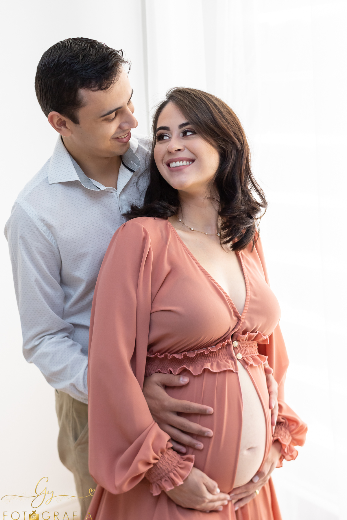 Ensaio de gestante em estudio. Gravidinha Ana e papai. cenário quarto e cama. Momento registrado pela Giscellayne - Gy Fotografia. Fotografo em Londrina especializado em ensaios de gestantes.
