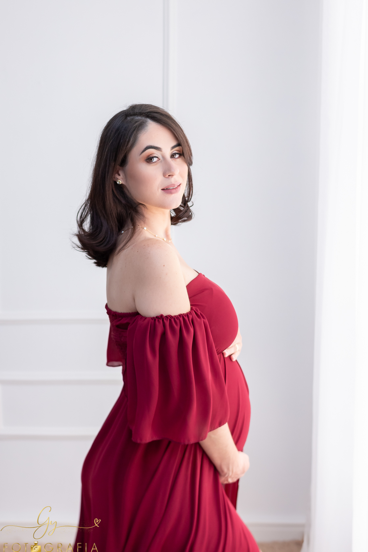 Ensaio de gestante em estudio. Gravidinha Ana e papai. cenário quarto e cama. Momento registrado pela Giscellayne - Gy Fotografia. Fotografo em Londrina especializado em ensaios de gestantes.