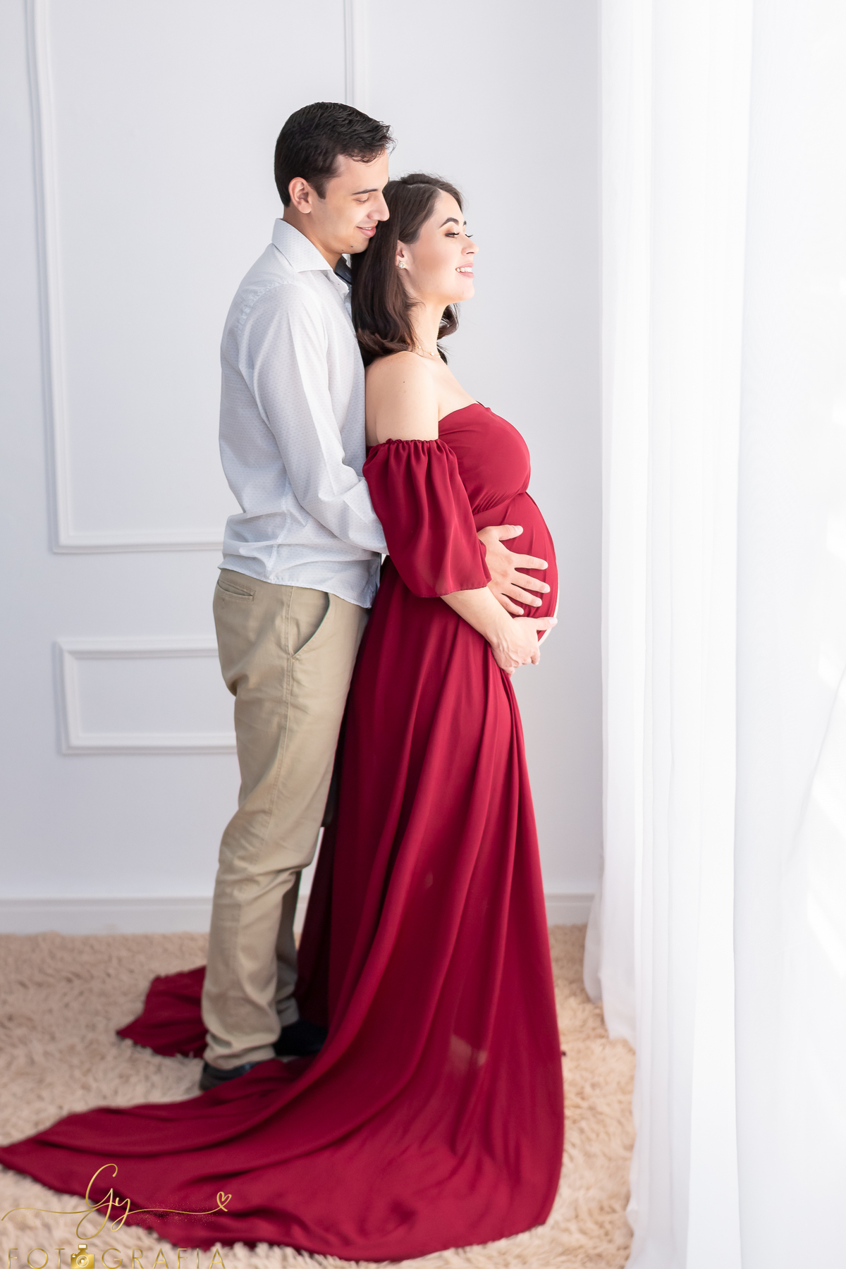 Ensaio de gestante em estudio. Gravidinha Ana e papai. cenário quarto e cama. Momento registrado pela Giscellayne - Gy Fotografia. Fotografo em Londrina especializado em ensaios de gestantes.