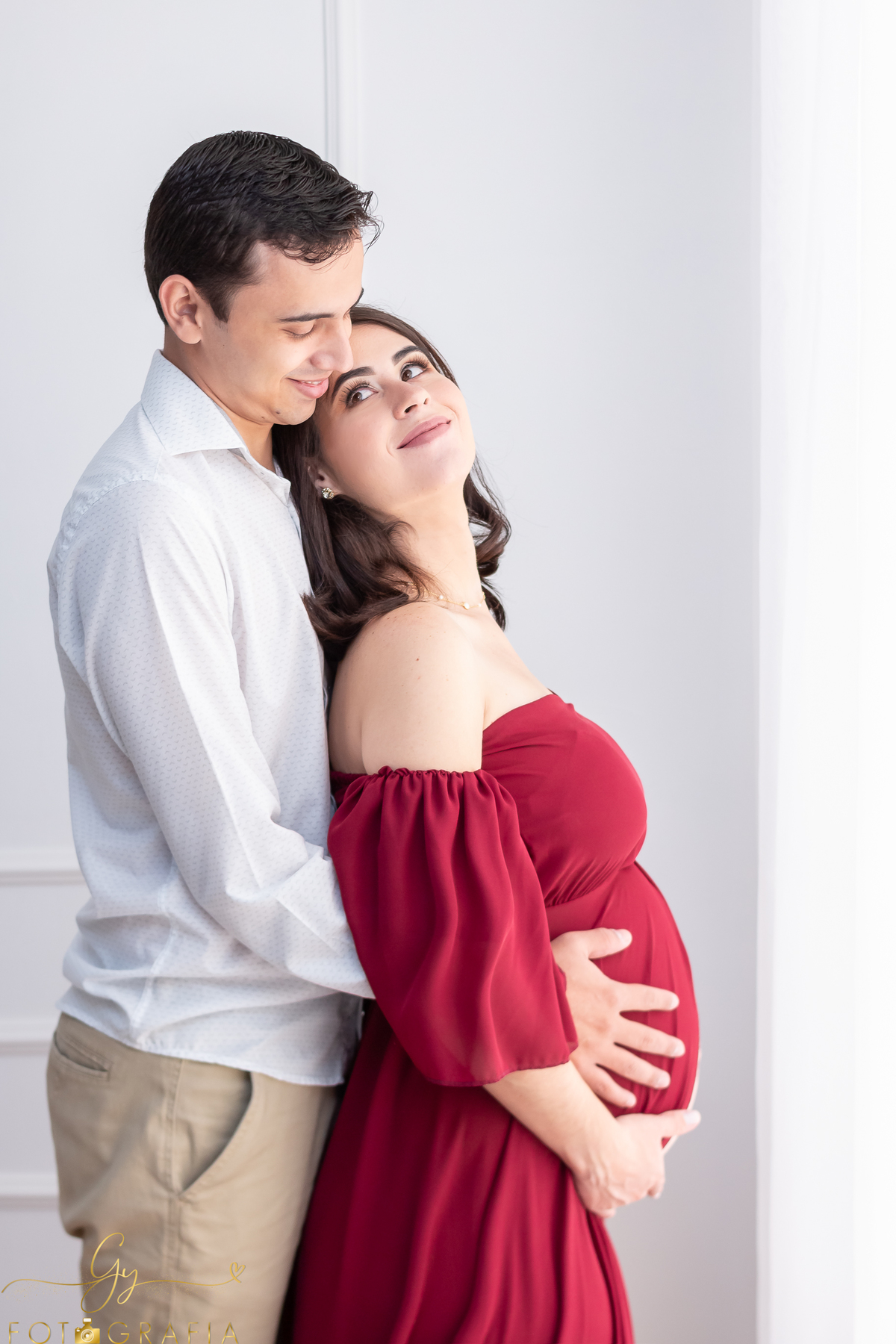 Ensaio de gestante em estudio. Gravidinha Ana e papai. cenário quarto e cama. Momento registrado pela Giscellayne - Gy Fotografia. Fotografo em Londrina especializado em ensaios de gestantes.