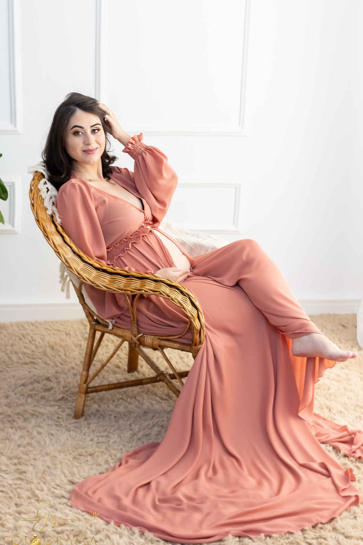 Ensaio de gestante em estudio. Gravidinha Ana e papai. cenário quarto e cama. Momento registrado pela Giscellayne - Gy Fotografia. Fotografo em Londrina especializado em ensaios de gestantes.