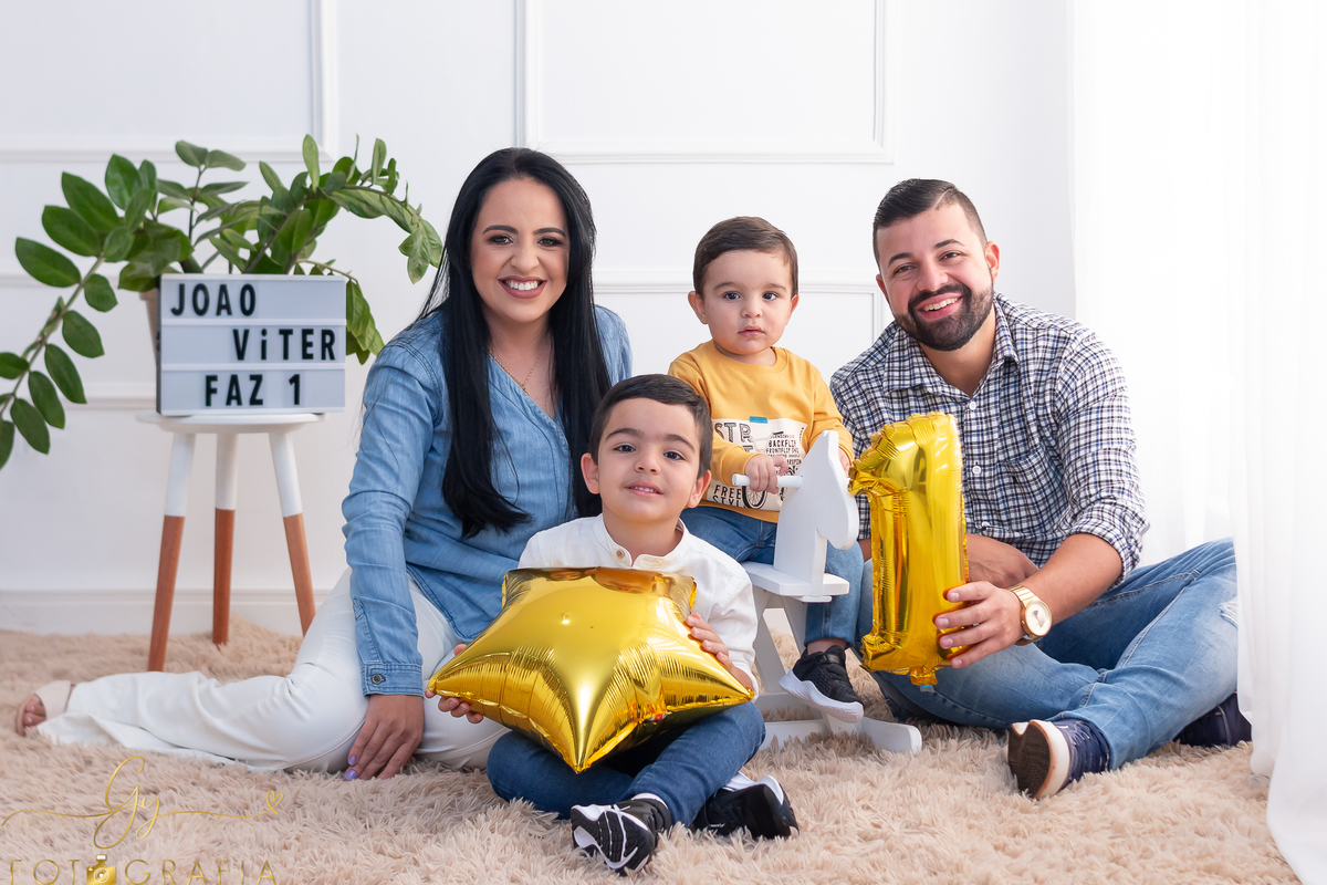 Ensaio smash the cake com sessão em familia no estudio. Fotografo em Londrina especializado em ensaios de bebês e crianças. Momento registrado pela fotografa Gicellayne - Gy fotografia