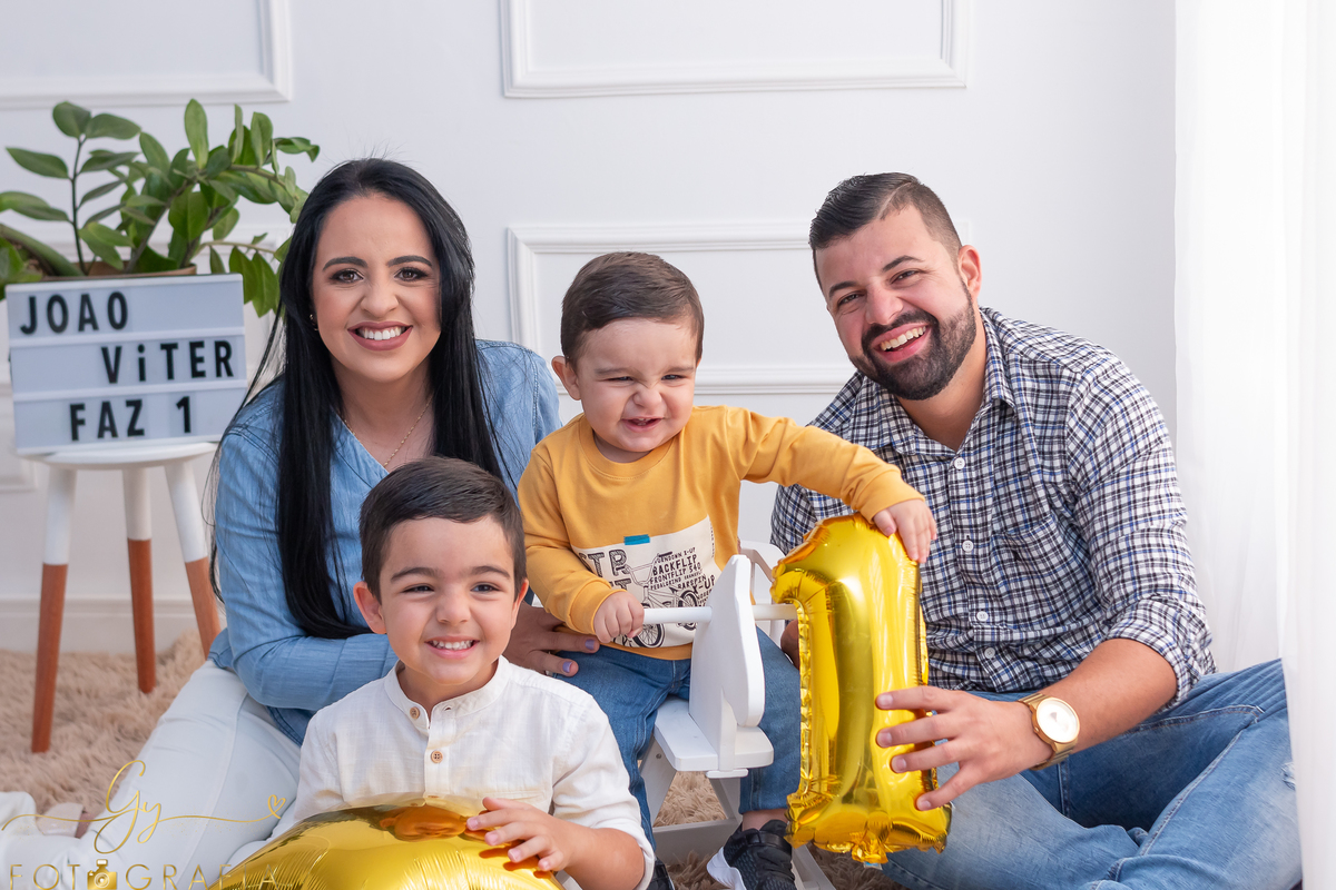 Ensaio smash the cake com sessão em familia no estudio. Fotografo em Londrina especializado em ensaios de bebês e crianças. Momento registrado pela fotografa Gicellayne - Gy fotografia