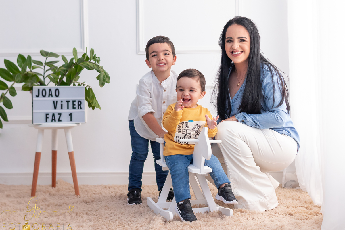 Ensaio smash the cake com sessão em familia no estudio. Fotografo em Londrina especializado em ensaios de bebês e crianças. Momento registrado pela fotografa Gicellayne - Gy fotografia