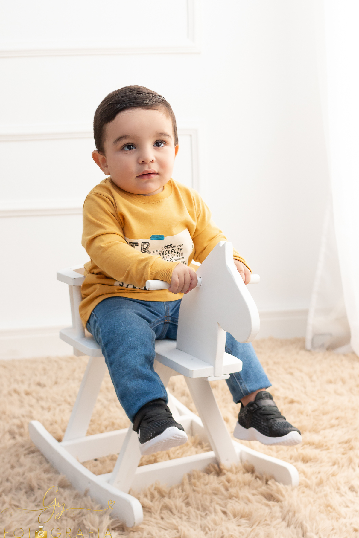 Ensaio smash the cake com sessão em familia no estudio. Fotografo em Londrina especializado em ensaios de bebês e crianças. Momento registrado pela fotografa Gicellayne - Gy fotografia