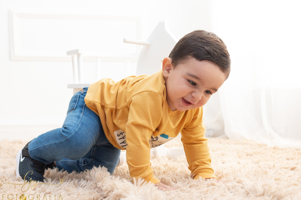 Ensaio smash the cake com sessão em familia no estudio. Fotografo em Londrina especializado em ensaios de bebês e crianças. Momento registrado pela fotografa Gicellayne - Gy fotografia