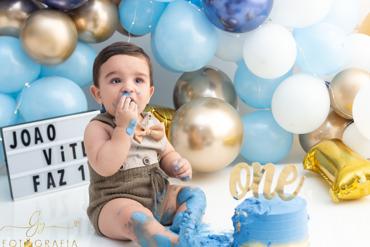 Ensaio smash the cake com sessão em familia no estudio. Fotografo em Londrina especializado em ensaios de bebês e crianças. Momento registrado pela fotografa Gicellayne - Gy fotografia