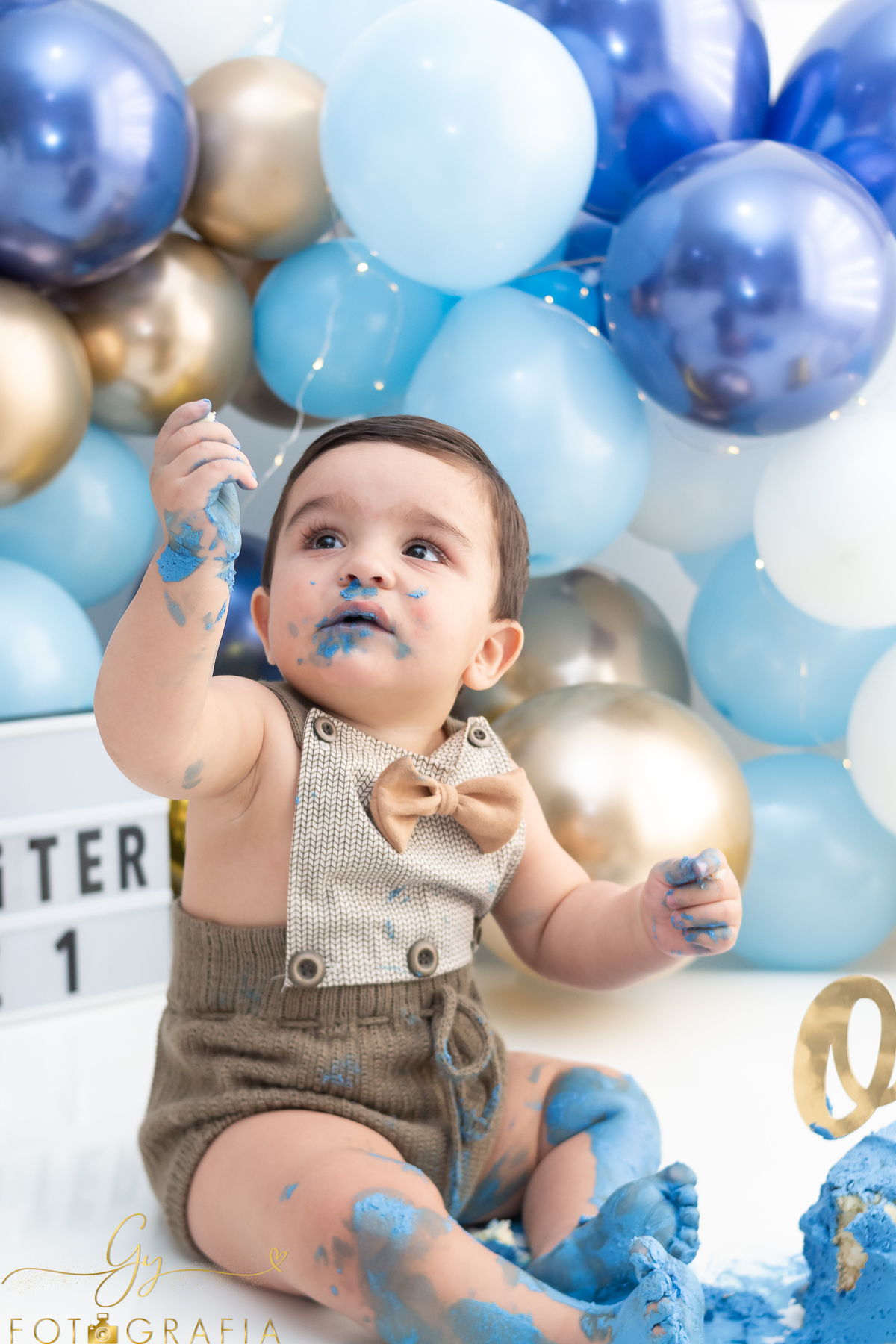 Ensaio smash the cake com sessão em familia no estudio. Fotografo em Londrina especializado em ensaios de bebês e crianças. Momento registrado pela fotografa Gicellayne - Gy fotografia