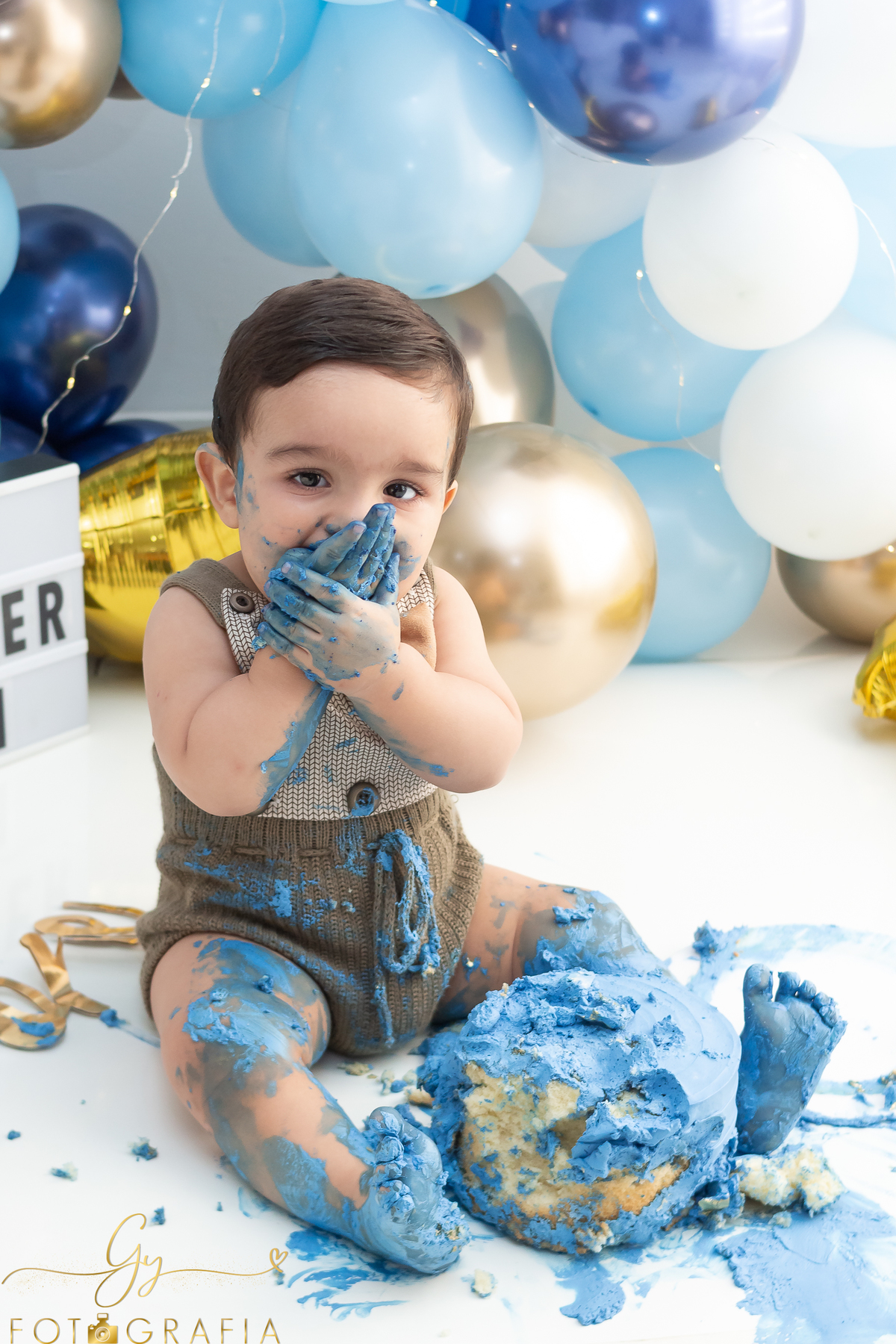 Ensaio smash the cake com sessão em familia no estudio. Fotografo em Londrina especializado em ensaios de bebês e crianças. Momento registrado pela fotografa Gicellayne - Gy fotografia