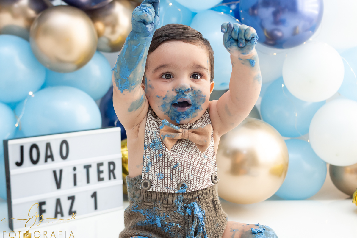 Ensaio smash the cake com sessão em familia no estudio. Fotografo em Londrina especializado em ensaios de bebês e crianças. Momento registrado pela fotografa Gicellayne - Gy fotografia
