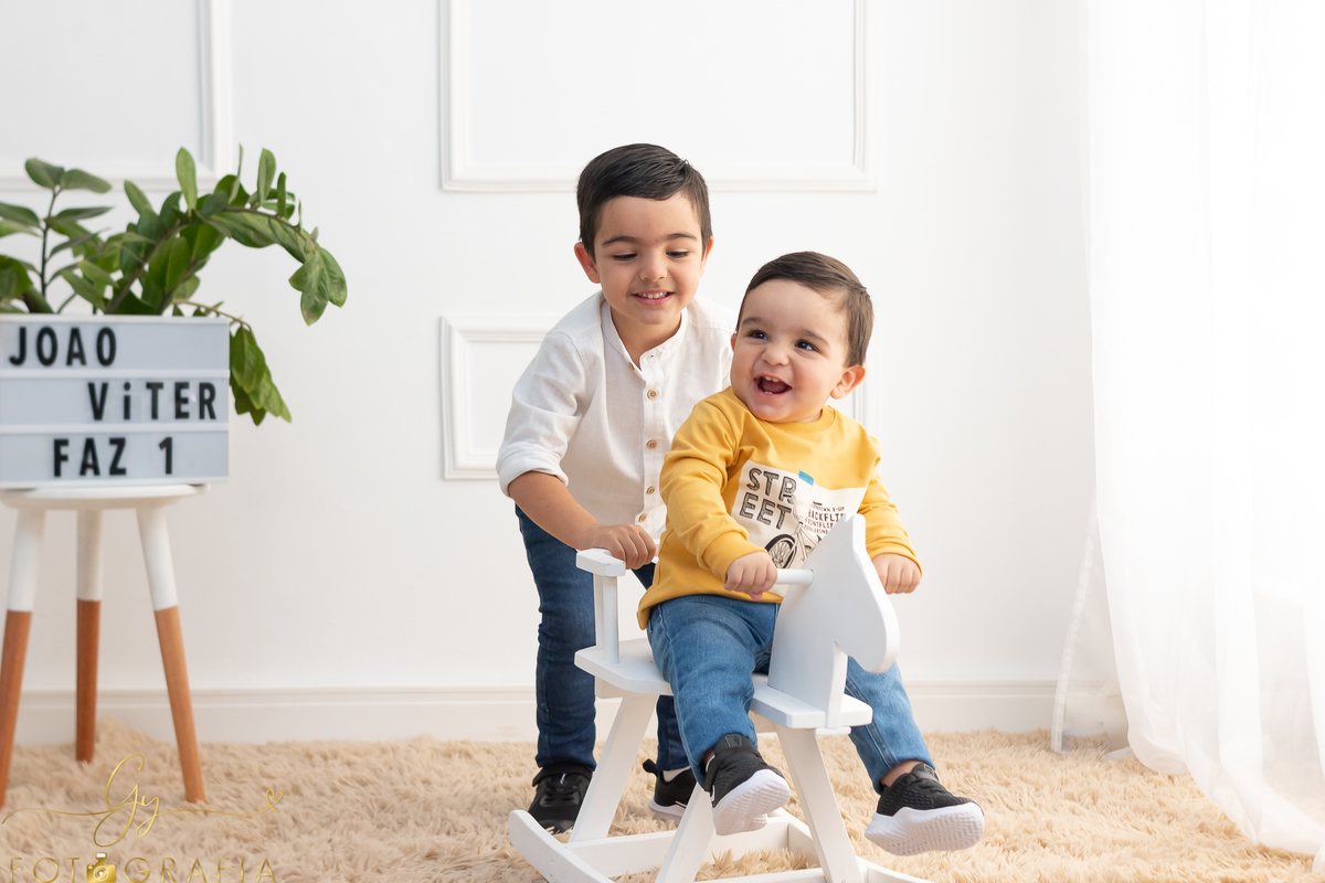 Ensaio smash the cake com sessão em familia no estudio. Fotografo em Londrina especializado em ensaios de bebês e crianças. Momento registrado pela fotografa Gicellayne - Gy fotografia