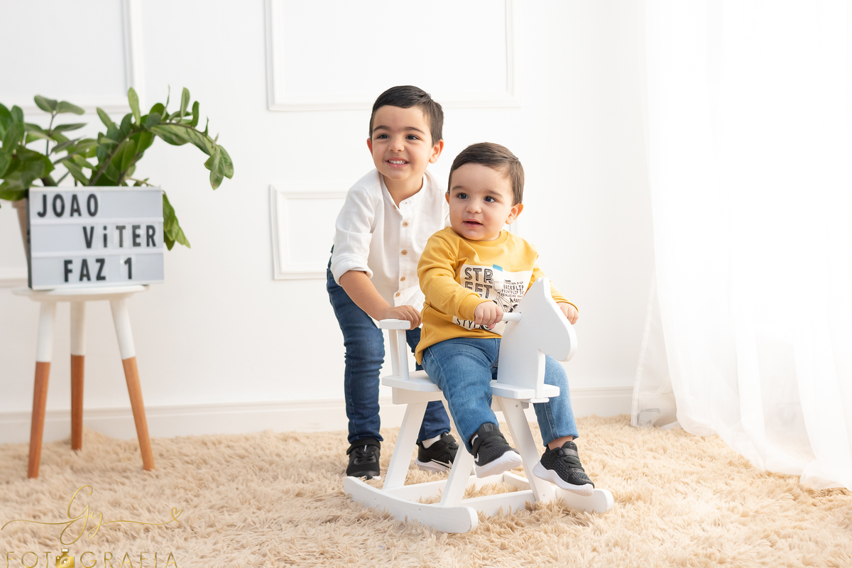 Ensaio smash the cake com sessão em familia no estudio. Fotografo em Londrina especializado em ensaios de bebês e crianças. Momento registrado pela fotografa Gicellayne - Gy fotografia