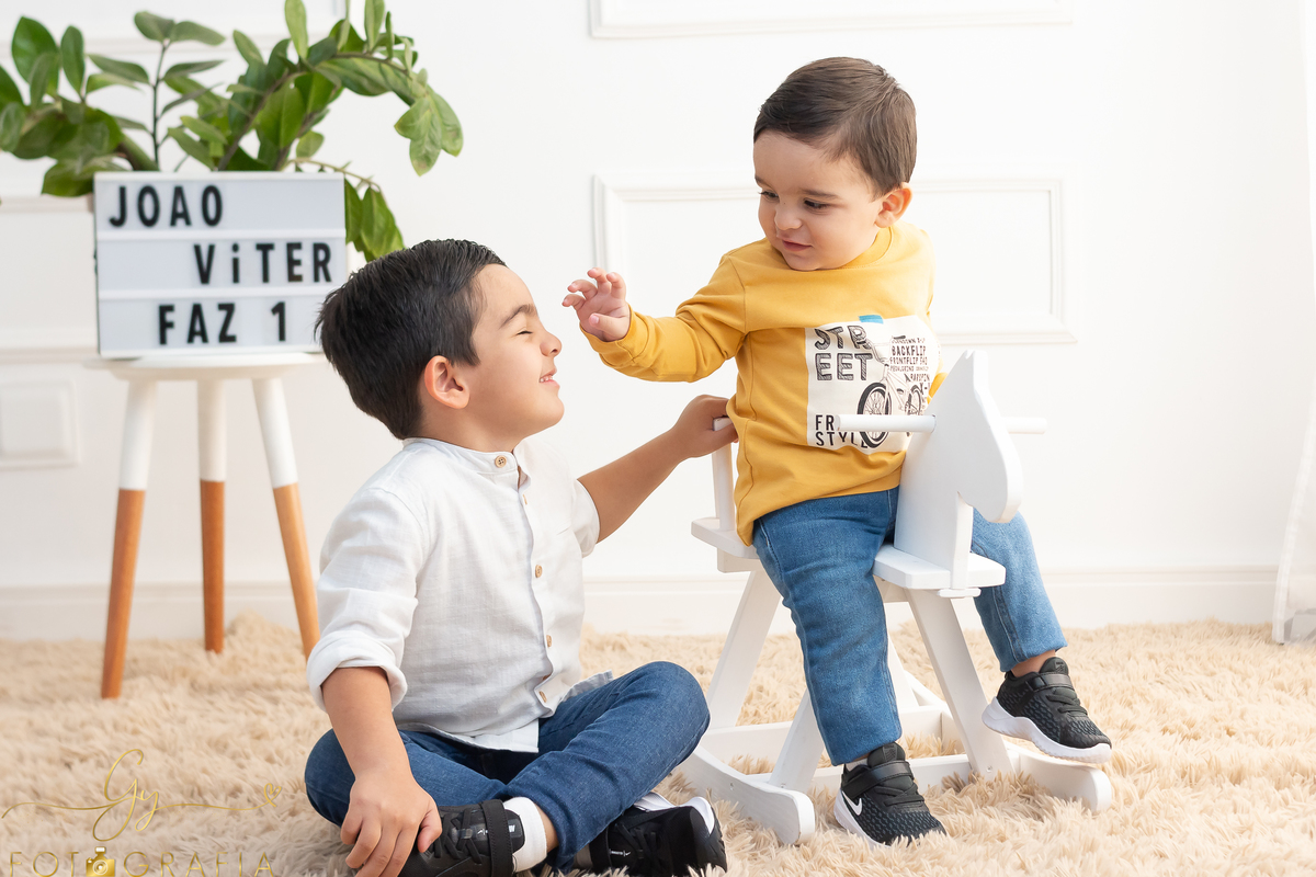 Ensaio smash the cake com sessão em familia no estudio. Fotografo em Londrina especializado em ensaios de bebês e crianças. Momento registrado pela fotografa Gicellayne - Gy fotografia
