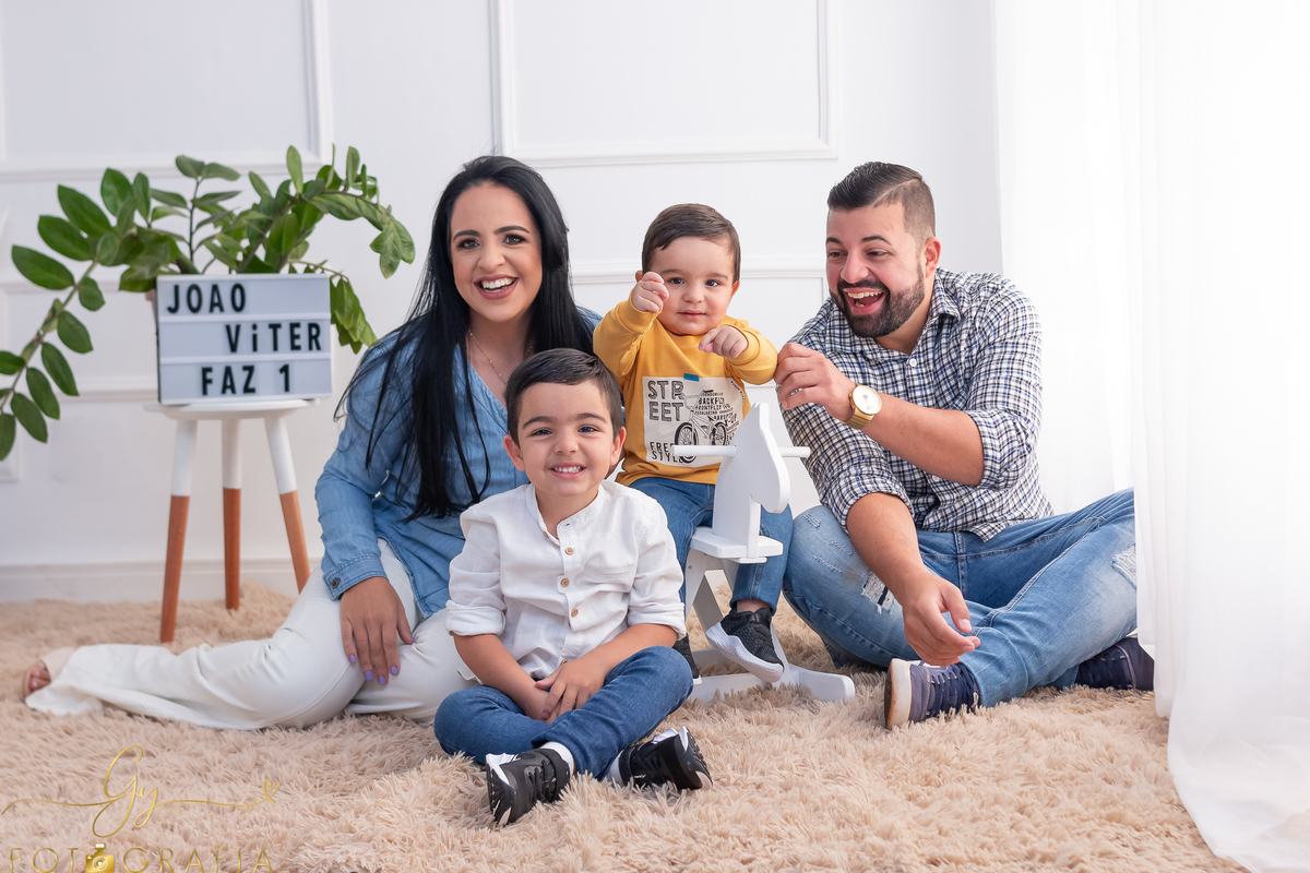 Ensaio smash the cake com sessão em familia no estudio. Fotografo em Londrina especializado em ensaios de bebês e crianças. Momento registrado pela fotografa Gicellayne - Gy fotografia