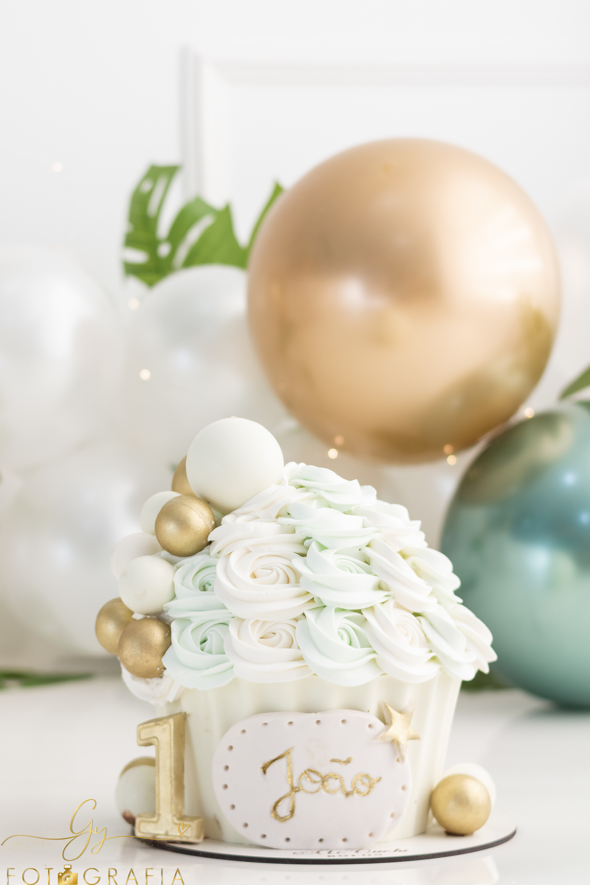 O bolo super fofo do João Pedro personalizado! os papais arrasaram na escolha! A decoraçao do cenário ficou por minha conta, escolhi algo bem diferente do que os clientes me pedem, branco, dourado e verde! Amei essa combinação!
Fotógrafo em Londrina