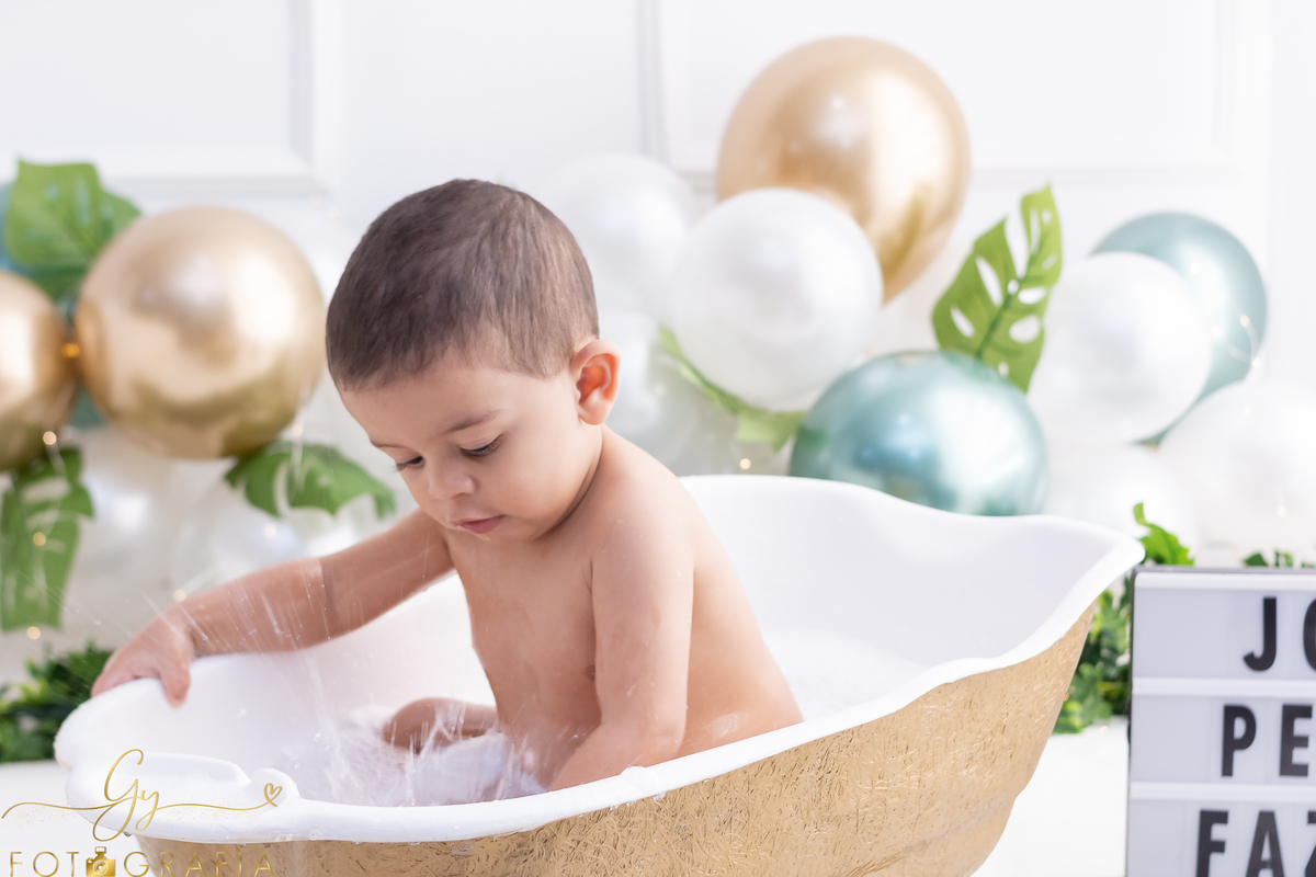 Ensaio smash the cake, sessão com os pais e do bebê! Fotógrafo em Londrina especializado em ensaios de bebês. Momento registrado pela fotógrafa Giscellayne - Gy fotografia