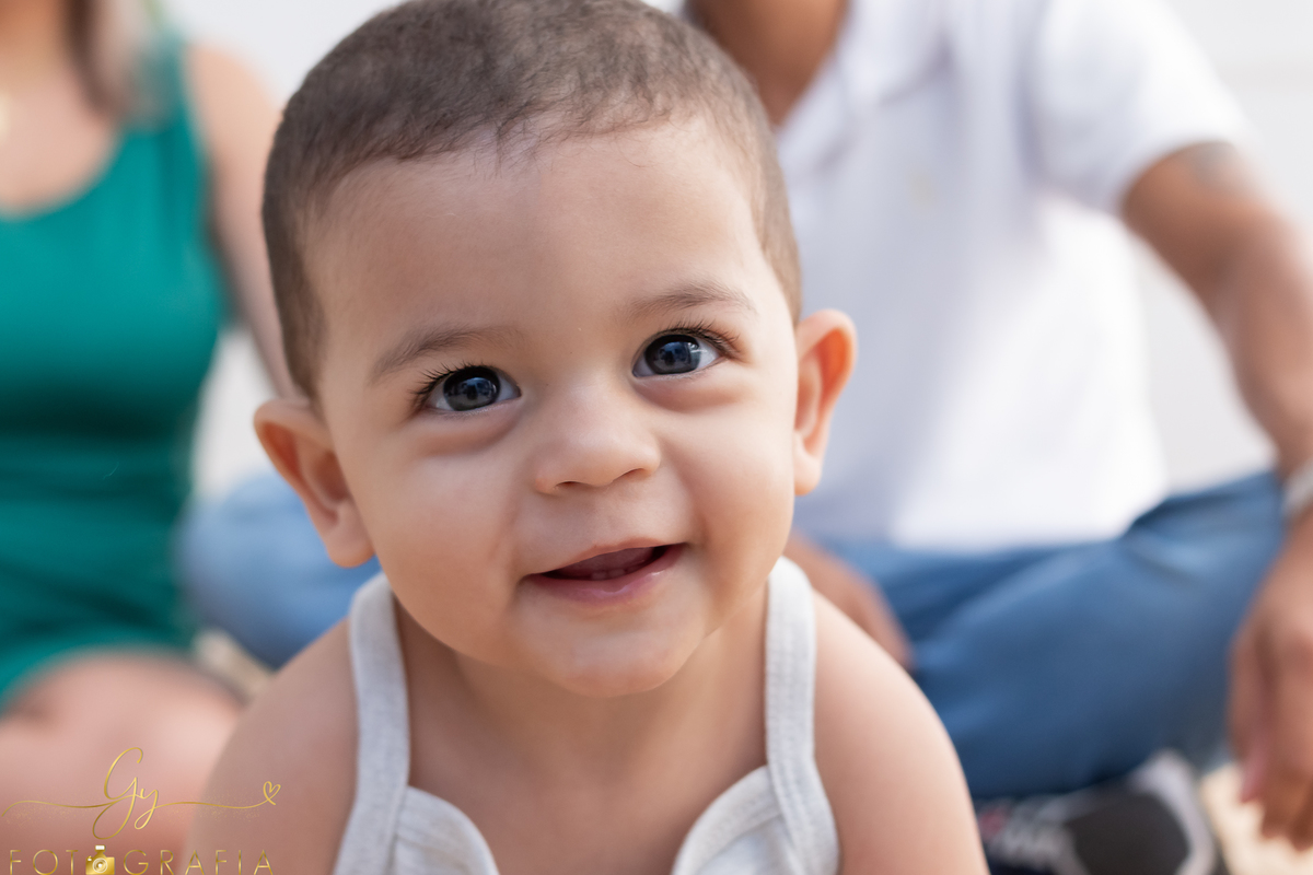 Ensaio smash the cake, sessão com os pais e do bebê! Fotógrafo em Londrina especializado em ensaios de bebês. Momento registrado pela fotógrafa Giscellayne - Gy fotografia