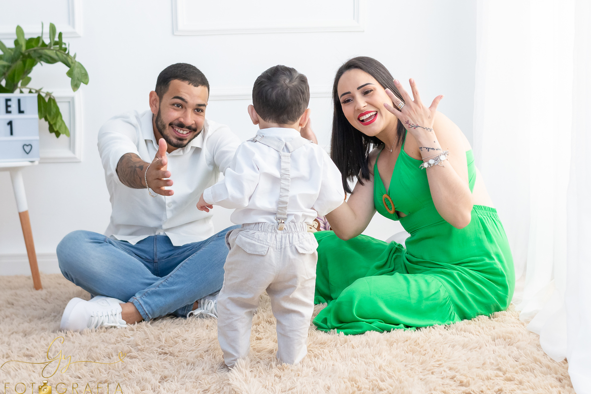 Ensaio Smash the cake e familia em estúdio. Fotógrafo em Londrina especializado em ensaios de bebês e crianças. Momento registrado pela fotógrafa Giscllayne - Gy Fotografia.