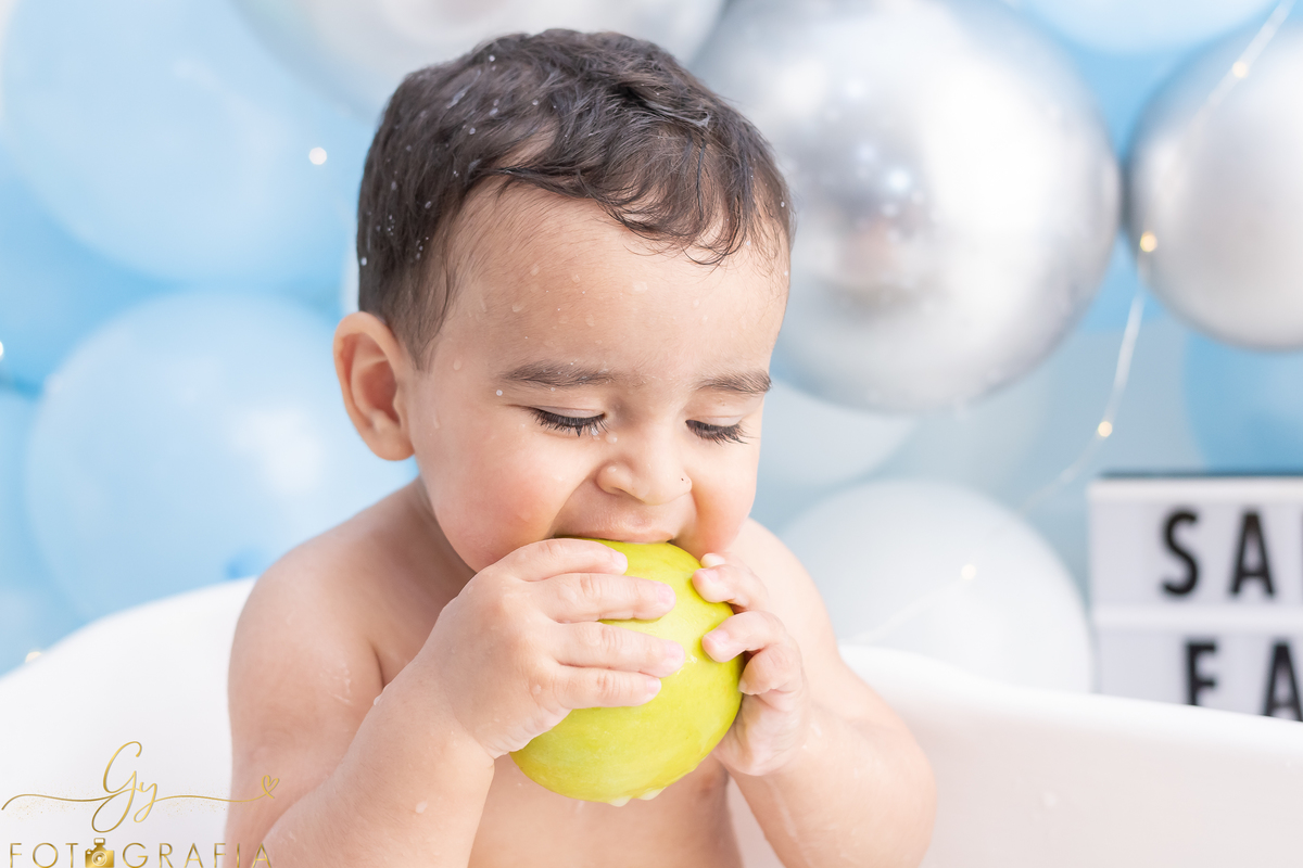 Ensaio Smash the cake e familia em estúdio. Fotógrafo em Londrina especializado em ensaios de bebês e crianças. Momento registrado pela fotógrafa Giscllayne - Gy Fotografia.