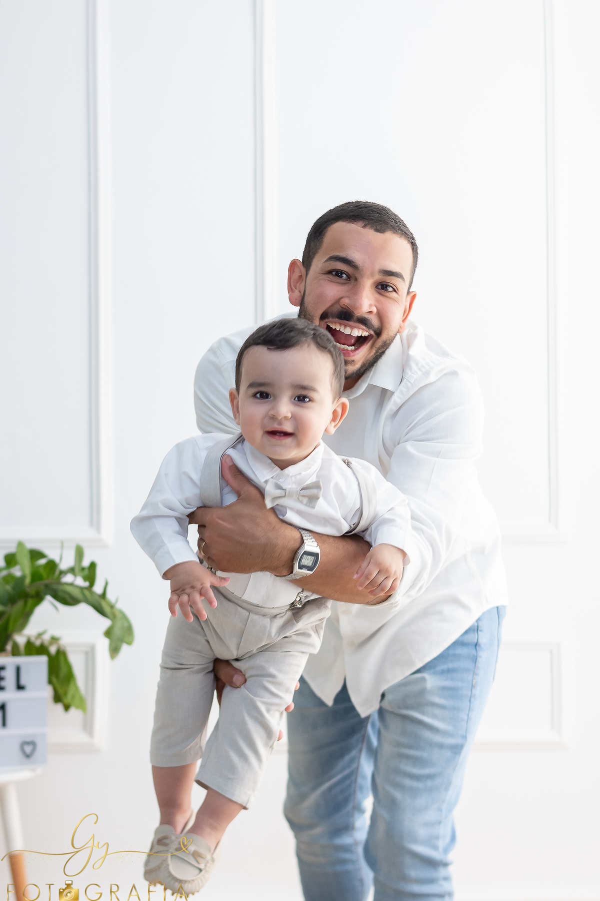 Ensaio Smash the cake e familia em estúdio. Fotógrafo em Londrina especializado em ensaios de bebês e crianças. Momento registrado pela fotógrafa Giscllayne - Gy Fotografia.