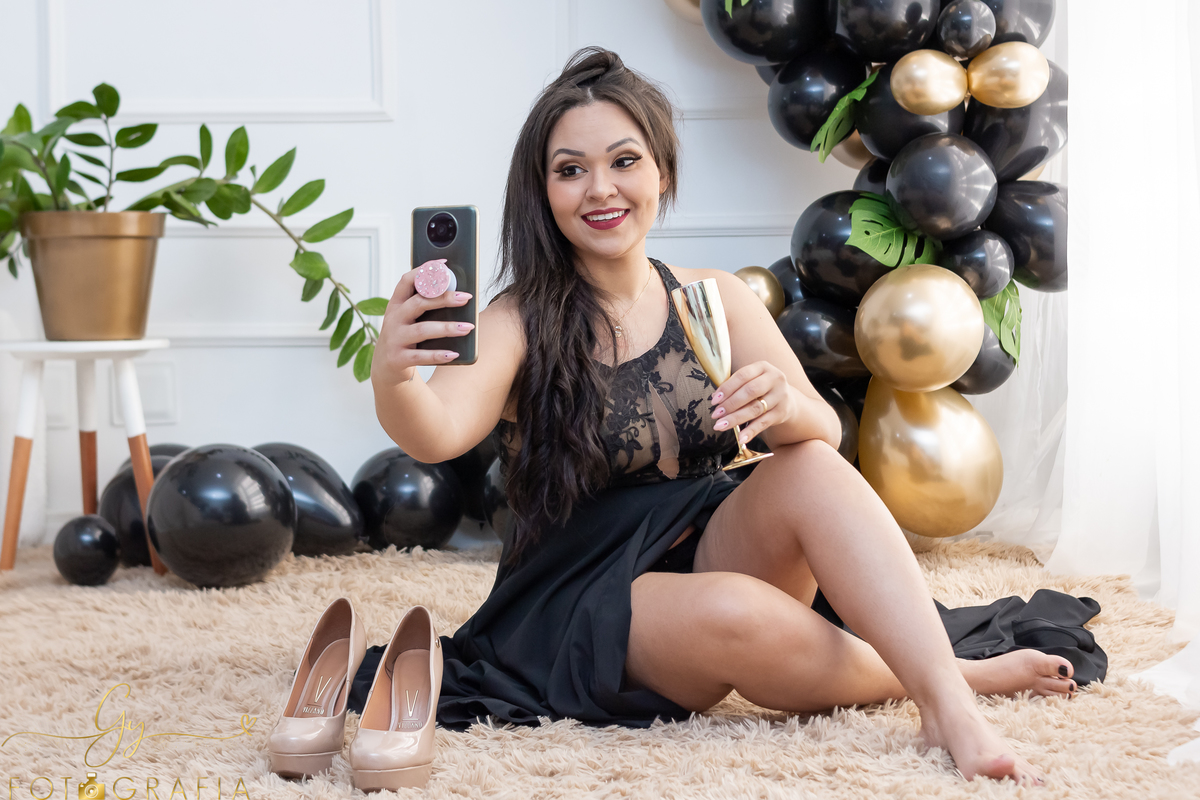 Ensaio da Amanda em comemoração aos seus 33 anos. Ensaio de aniversário em estúdio! Fotógrafo em Londrina especializado em ensaios femininos. Momento registrado pela fotógrafa Giscellayne - Gy Fotografia.