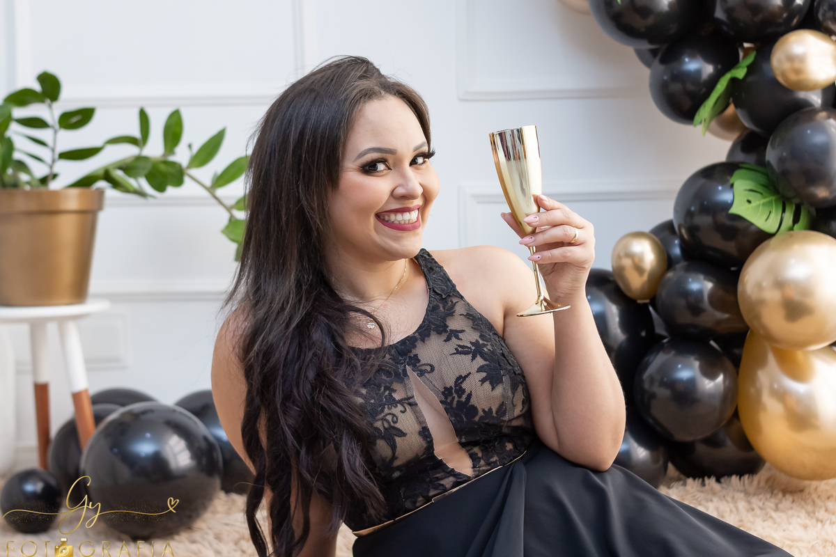 Ensaio da Amanda em comemoração aos seus 33 anos. Ensaio de aniversário em estúdio! Fotógrafo em Londrina especializado em ensaios femininos. Momento registrado pela fotógrafa Giscellayne - Gy Fotografia.