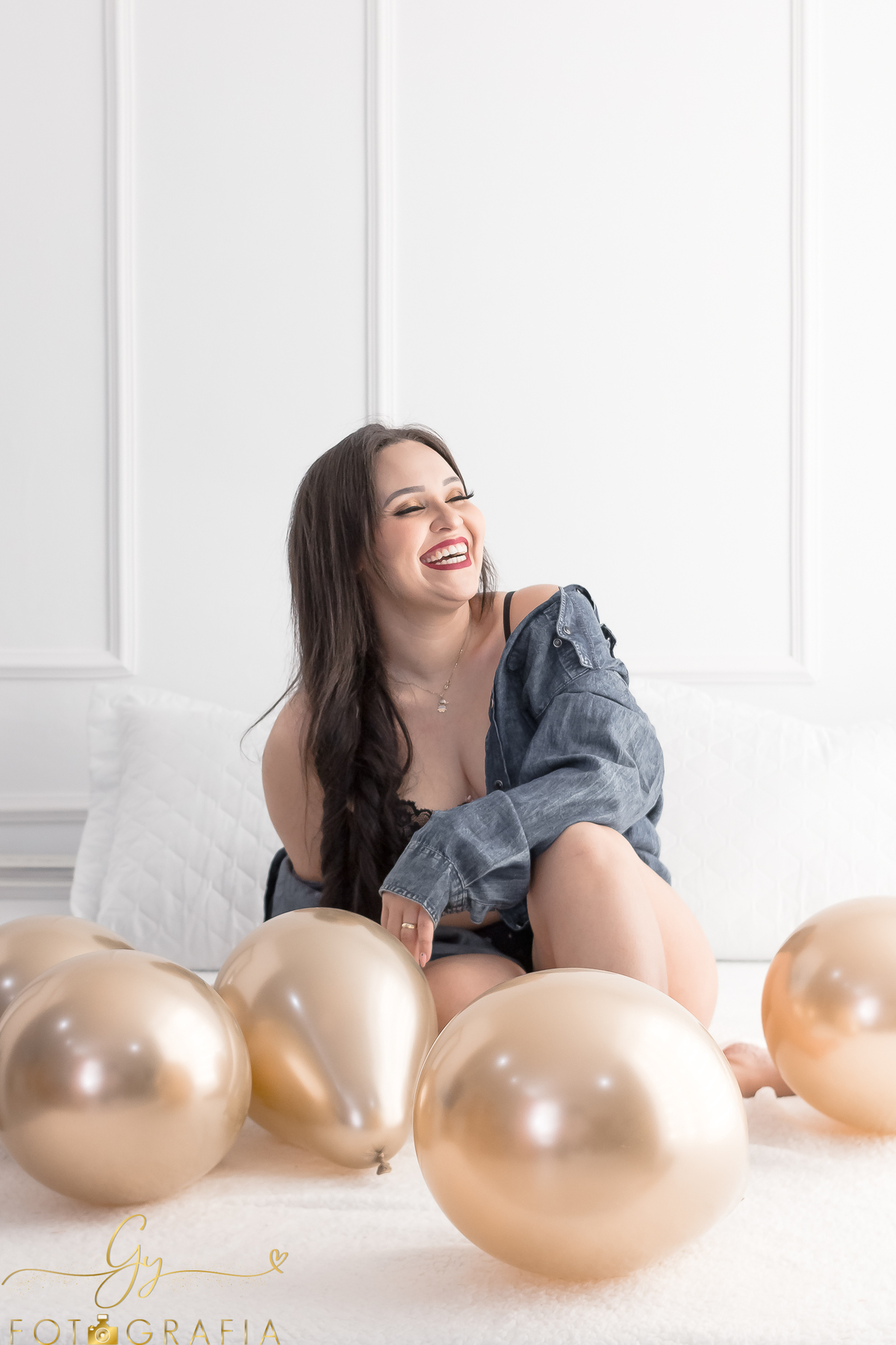Ensaio da Amanda em comemoração aos seus 33 anos. Ensaio de aniversário em estúdio! Fotógrafo em Londrina especializado em ensaios femininos. Momento registrado pela fotógrafa Giscellayne - Gy Fotografia.