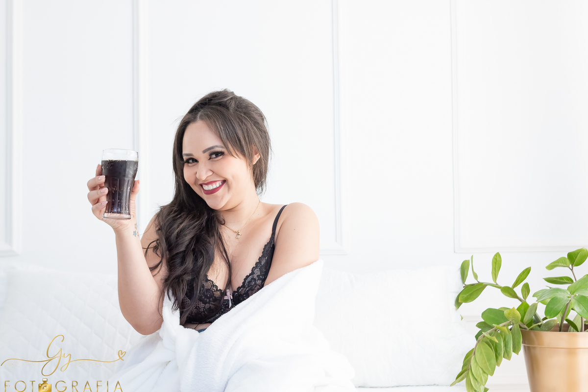 Ensaio da Amanda em comemoração aos seus 33 anos. Ensaio de aniversário em estúdio! Fotógrafo em Londrina especializado em ensaios femininos. Momento registrado pela fotógrafa Giscellayne - Gy Fotografia.