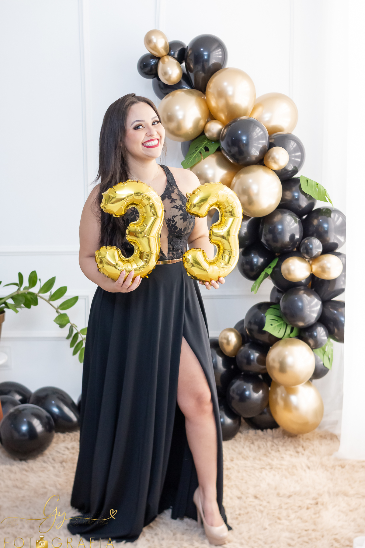 Ensaio da Amanda em comemoração aos seus 33 anos. Ensaio de aniversário em estúdio! Fotógrafo em Londrina especializado em ensaios femininos. Momento registrado pela fotógrafa Giscellayne - Gy Fotografia.