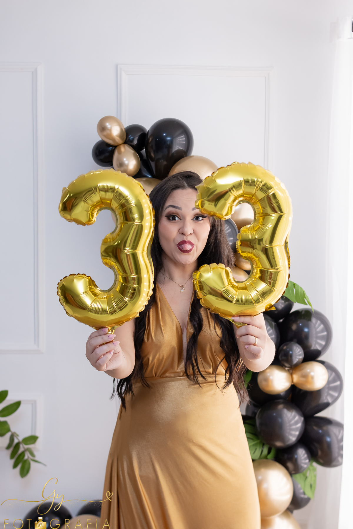 Ensaio da Amanda em comemoração aos seus 33 anos. Ensaio de aniversário em estúdio! Fotógrafo em Londrina especializado em ensaios femininos. Momento registrado pela fotógrafa Giscellayne - Gy Fotografia.